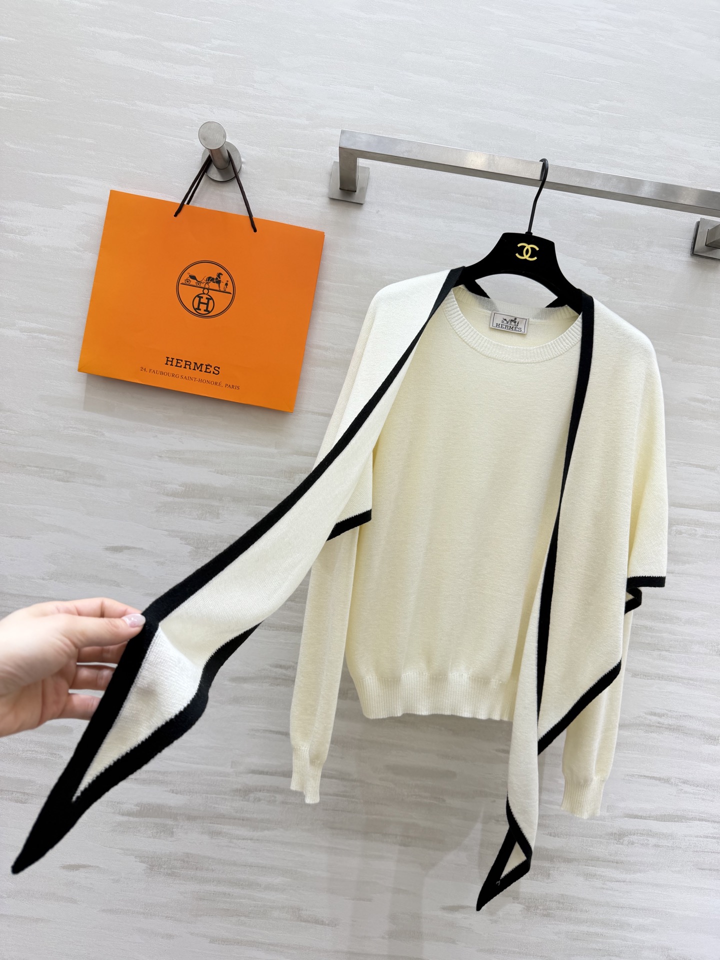 #Herme♡²⁶早春新款 披肩式两件套上衣 羊毛混纺针织🧶面料 亲肤舒适 高品质 现货首发size：S