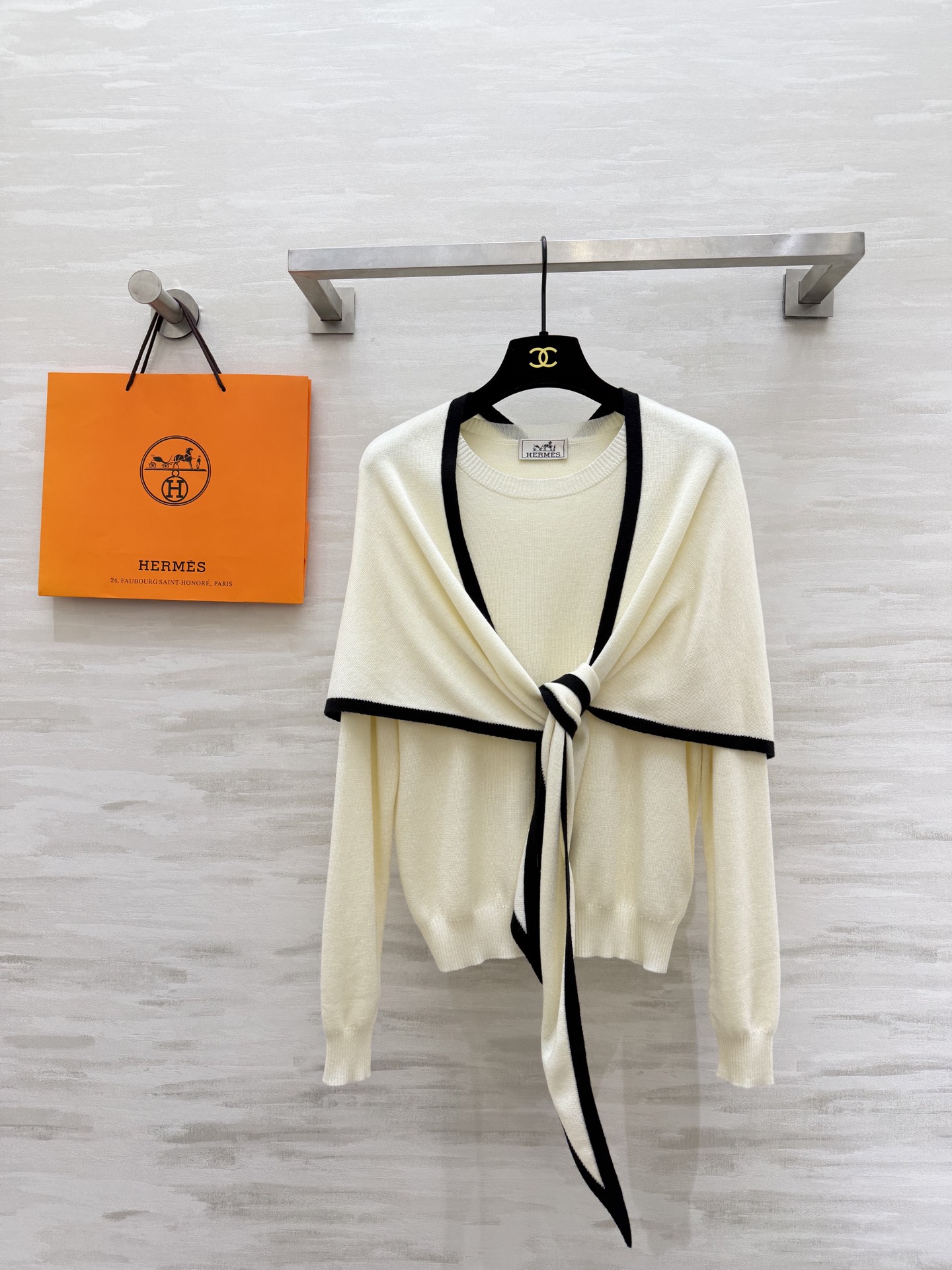 #Herme♡²⁶早春新款 披肩式两件套上衣 羊毛混纺针织🧶面料 亲肤舒适 高品质 现货首发size：S