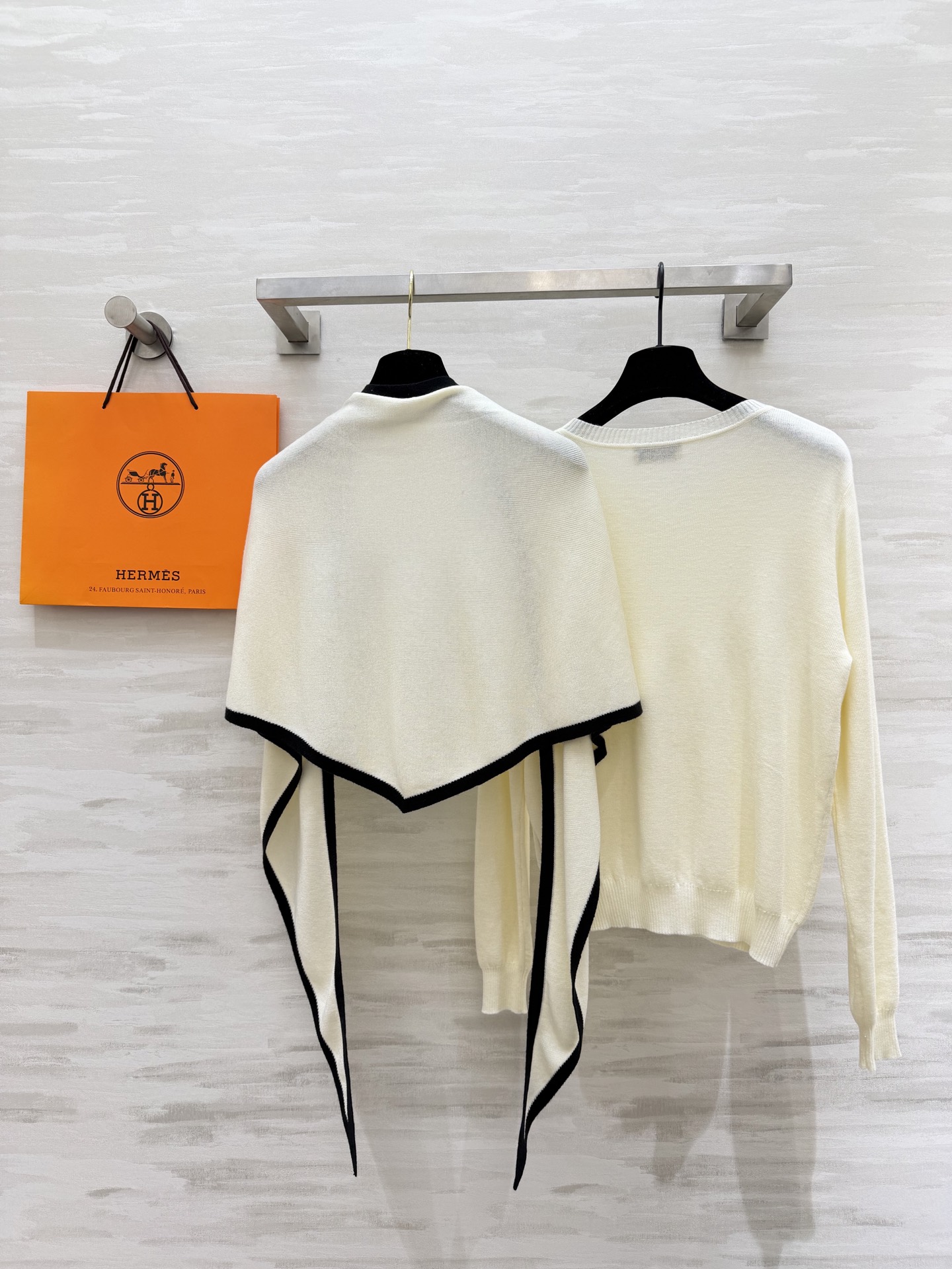 #Herme♡²⁶早春新款 披肩式两件套上衣 羊毛混纺针织🧶面料 亲肤舒适 高品质 现货首发size：S