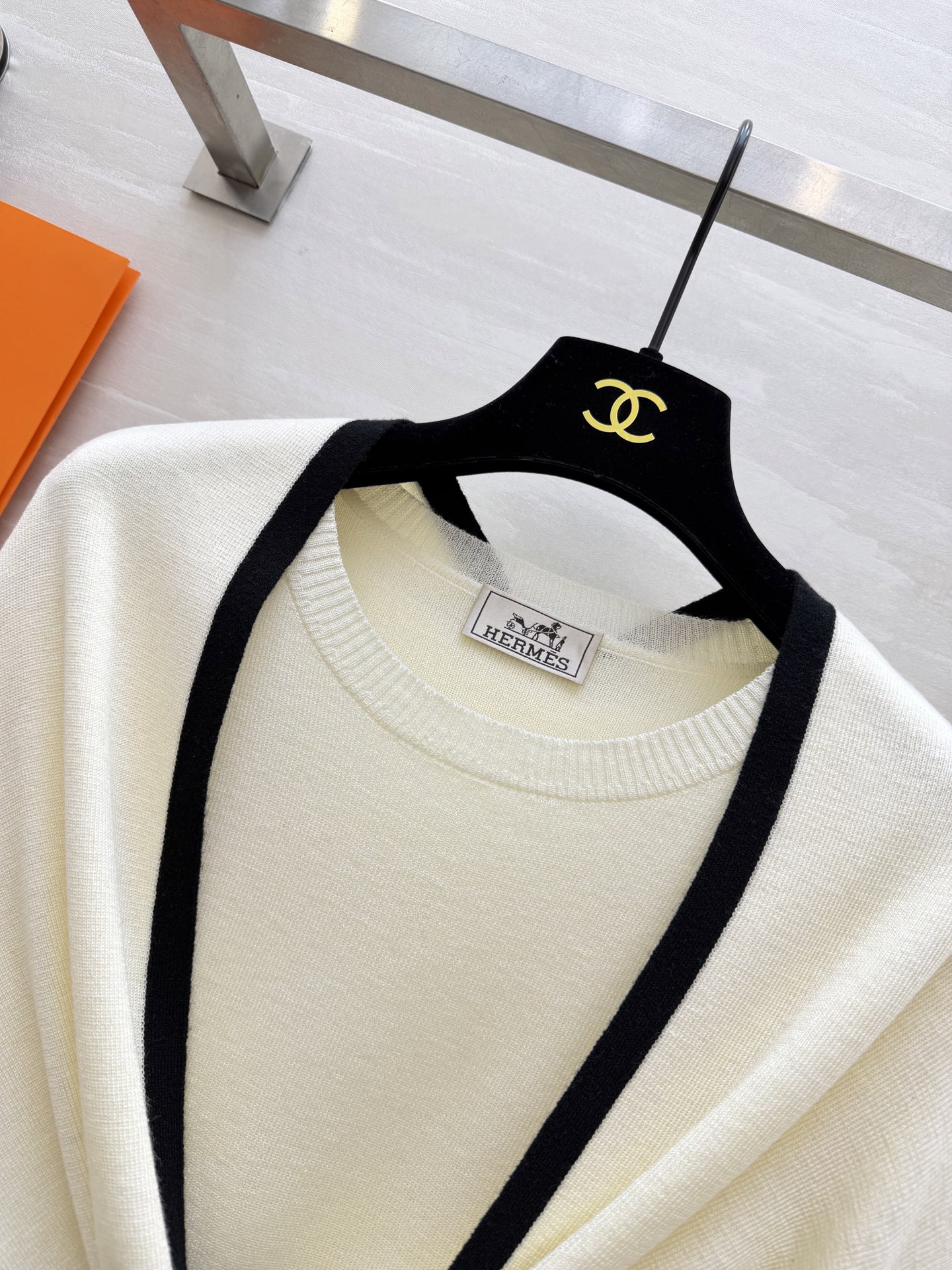 #Herme♡²⁶早春新款 披肩式两件套上衣 羊毛混纺针织🧶面料 亲肤舒适 高品质 现货首发size：S