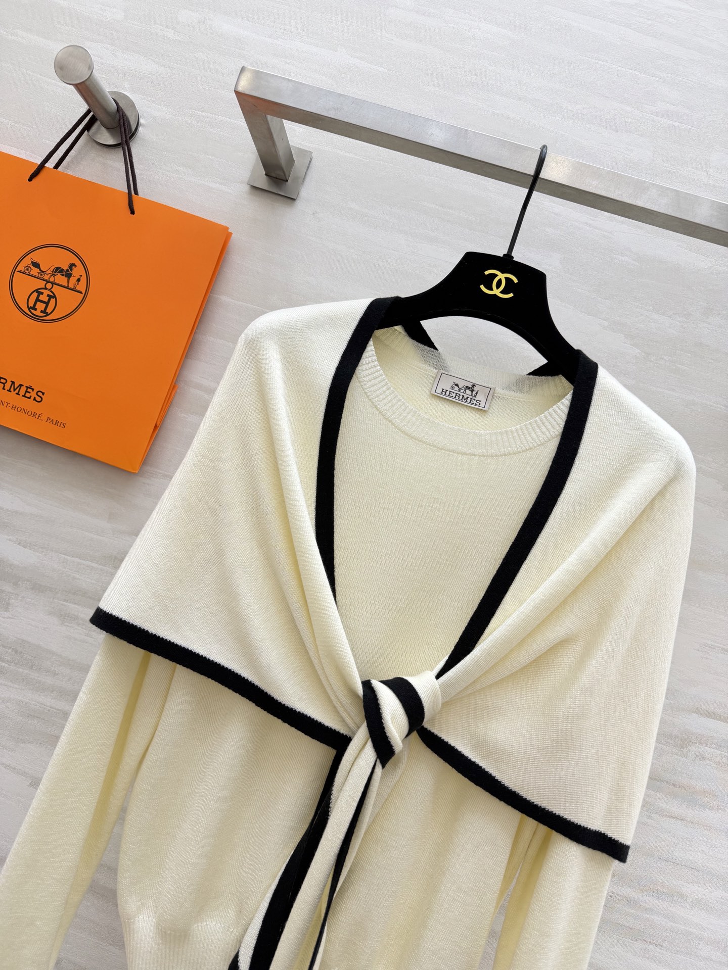 #Herme♡²⁶早春新款 披肩式两件套上衣 羊毛混纺针织🧶面料 亲肤舒适 高品质 现货首发size：S