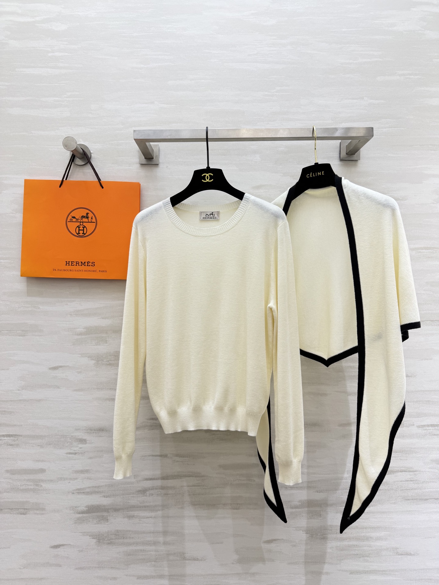 #Herme♡²⁶早春新款 披肩式两件套上衣 羊毛混纺针织🧶面料 亲肤舒适 高品质 现货首发size：S