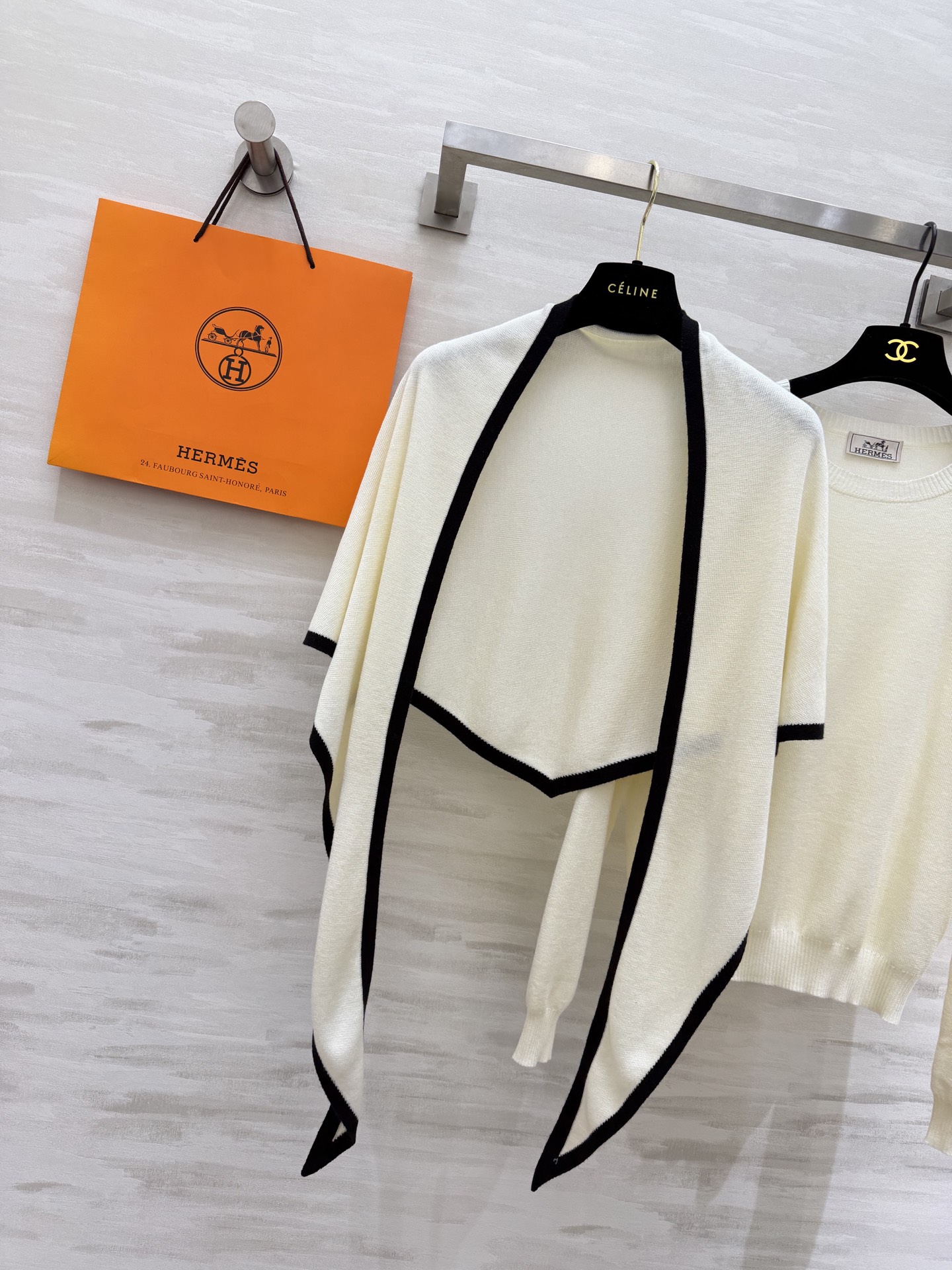 #Herme♡²⁶早春新款 披肩式两件套上衣 羊毛混纺针织🧶面料 亲肤舒适 高品质 现货首发size：S