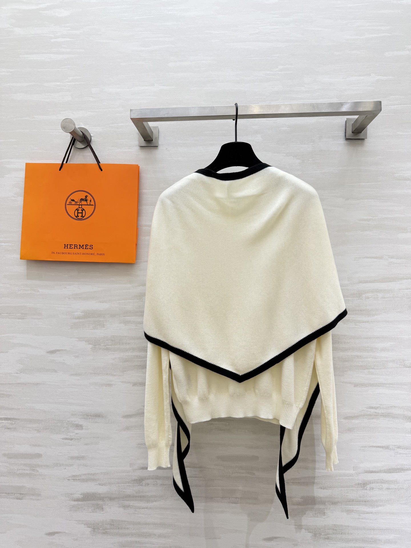 #Herme♡²⁶早春新款 披肩式两件套上衣 羊毛混纺针织🧶面料 亲肤舒适 高品质 现货首发size：S