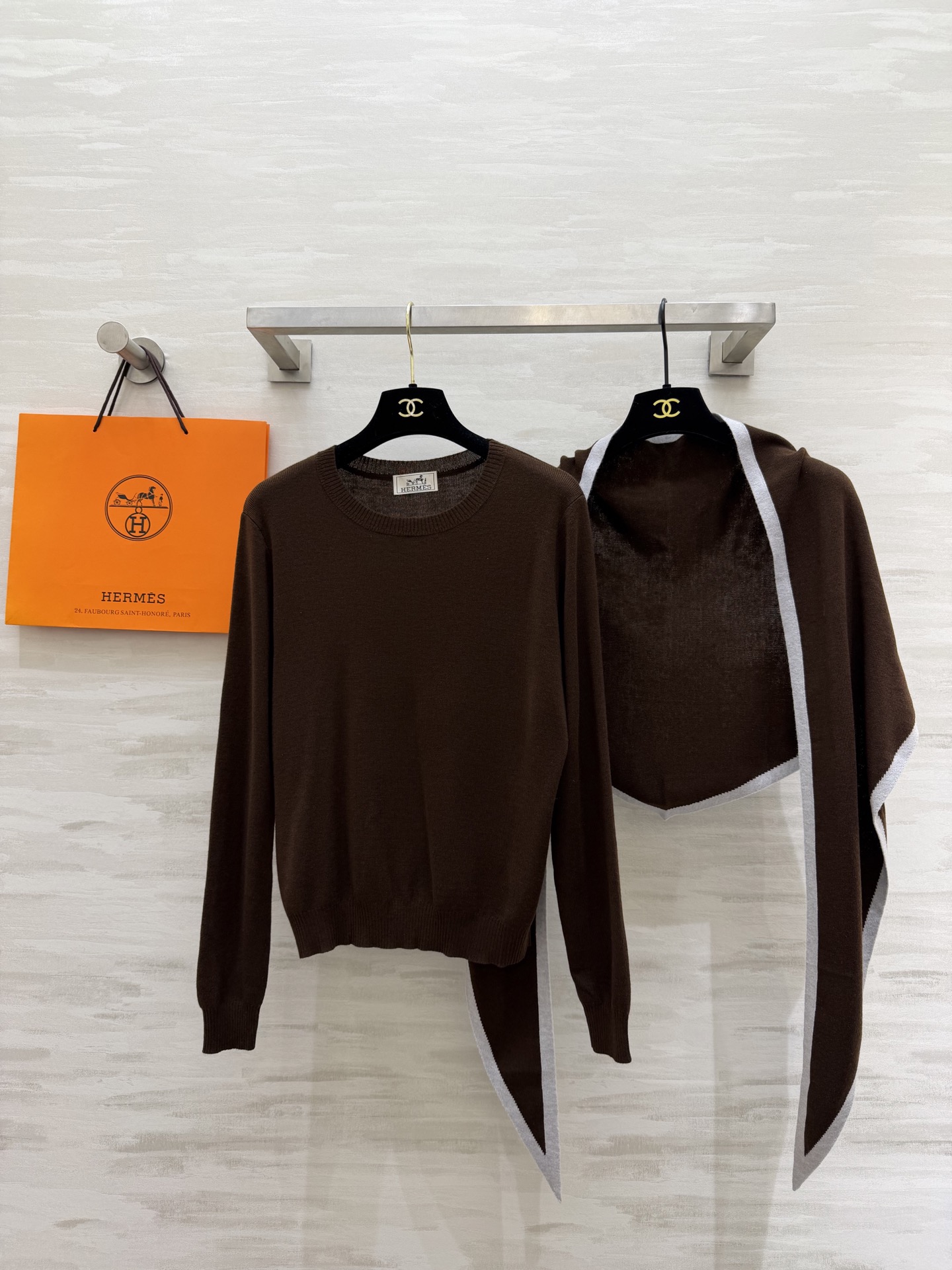 #Herme♡²⁶早春新款 披肩式两件套上衣 羊毛混纺针织🧶面料 亲肤舒适 高品质 现货首发size：S