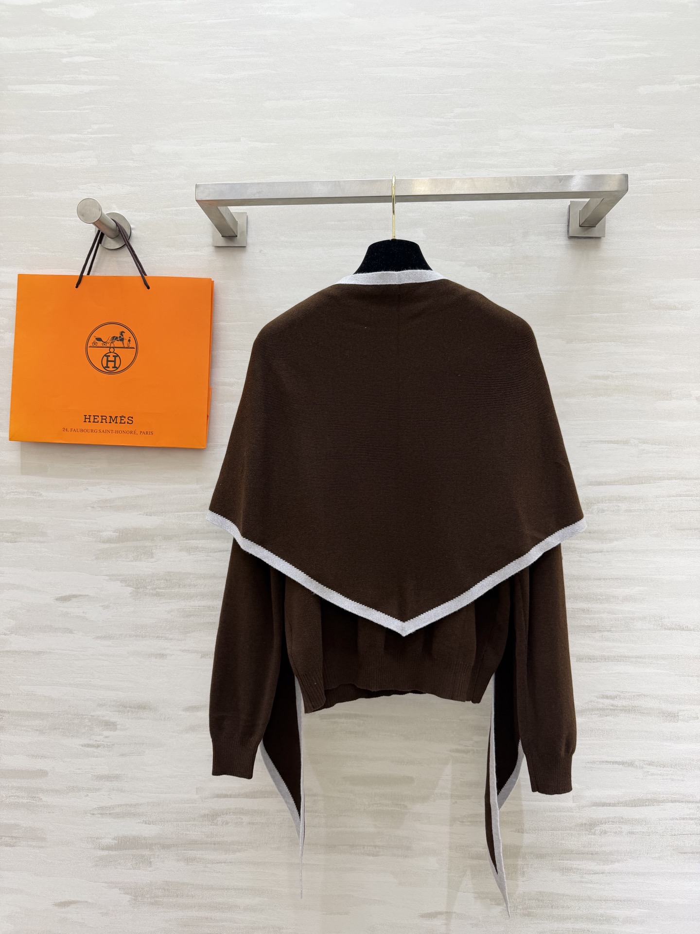 #Herme♡²⁶早春新款 披肩式两件套上衣 羊毛混纺针织🧶面料 亲肤舒适 高品质 现货首发size：S