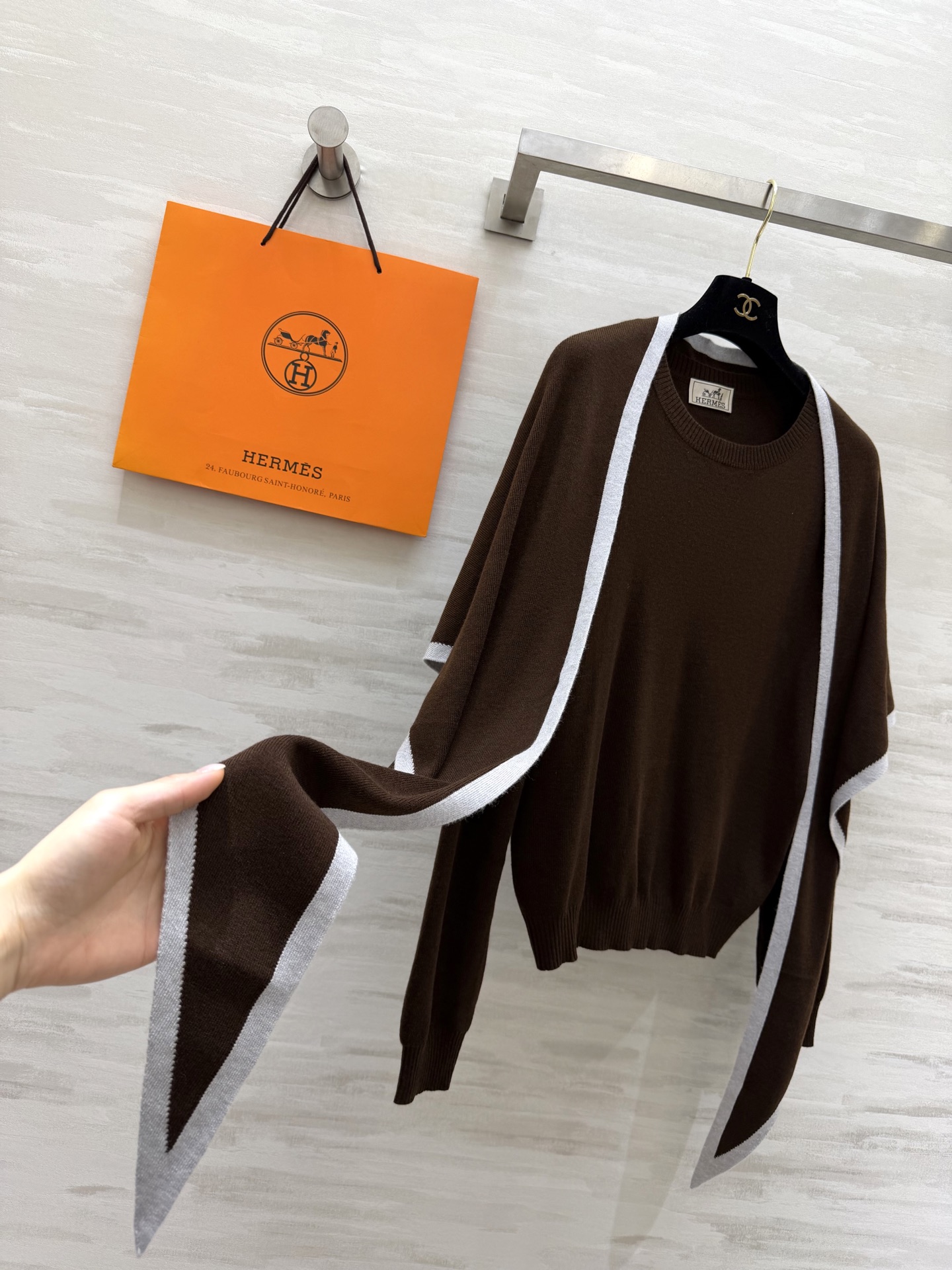 #Herme♡²⁶早春新款 披肩式两件套上衣 羊毛混纺针织🧶面料 亲肤舒适 高品质 现货首发size：S