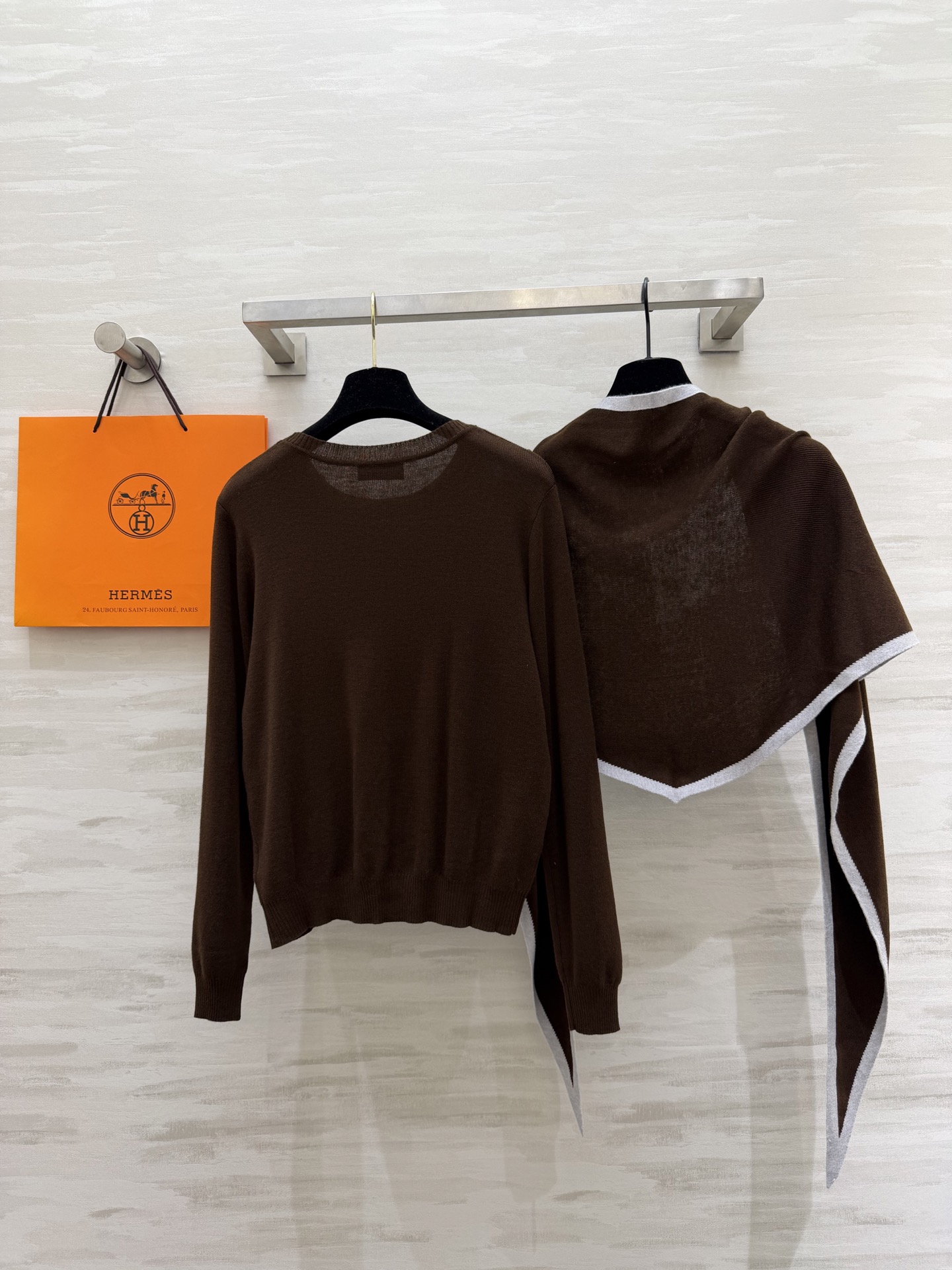 #Herme♡²⁶早春新款 披肩式两件套上衣 羊毛混纺针织🧶面料 亲肤舒适 高品质 现货首发size：S