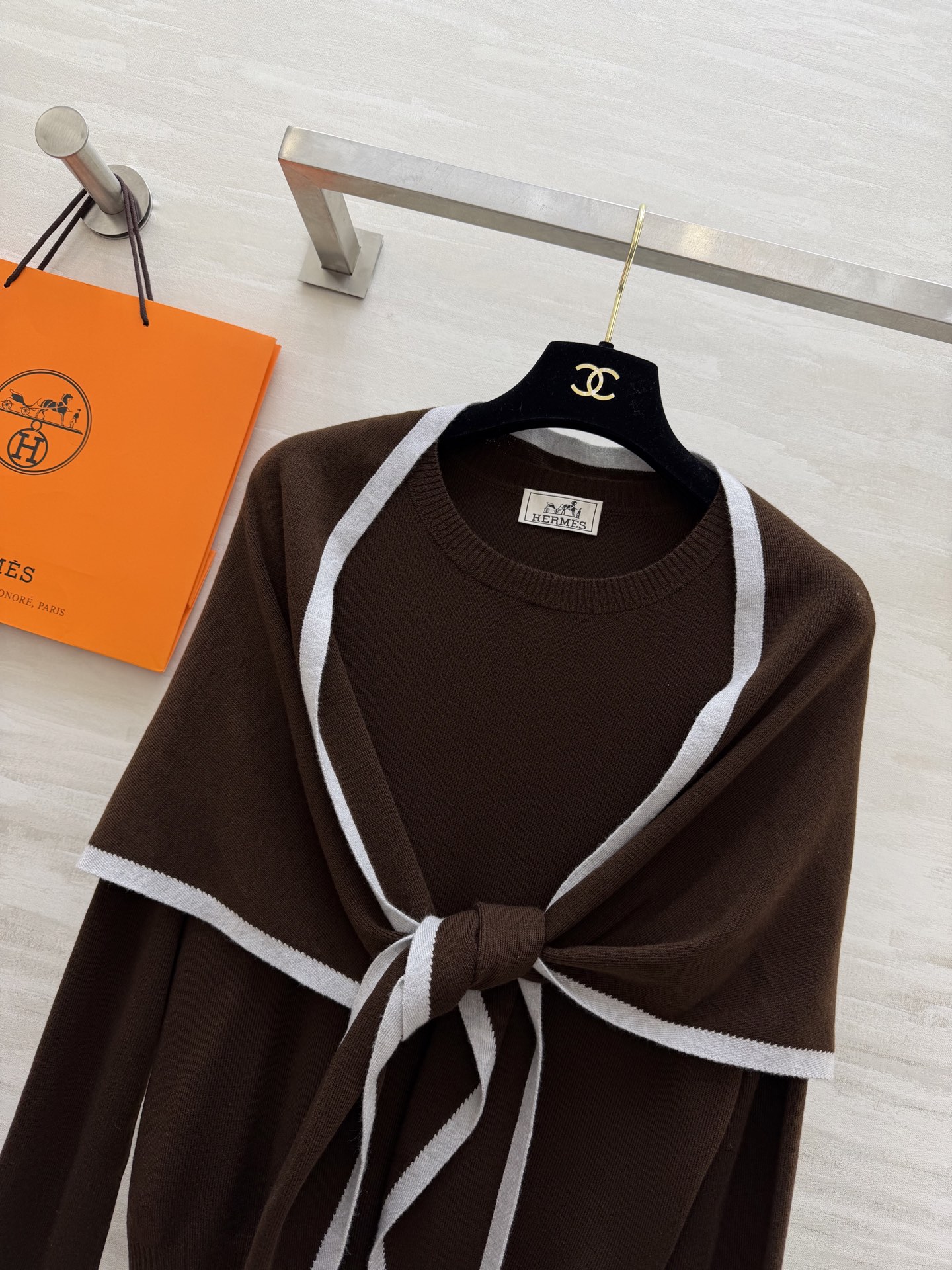 #Herme♡²⁶早春新款 披肩式两件套上衣 羊毛混纺针织🧶面料 亲肤舒适 高品质 现货首发size：S