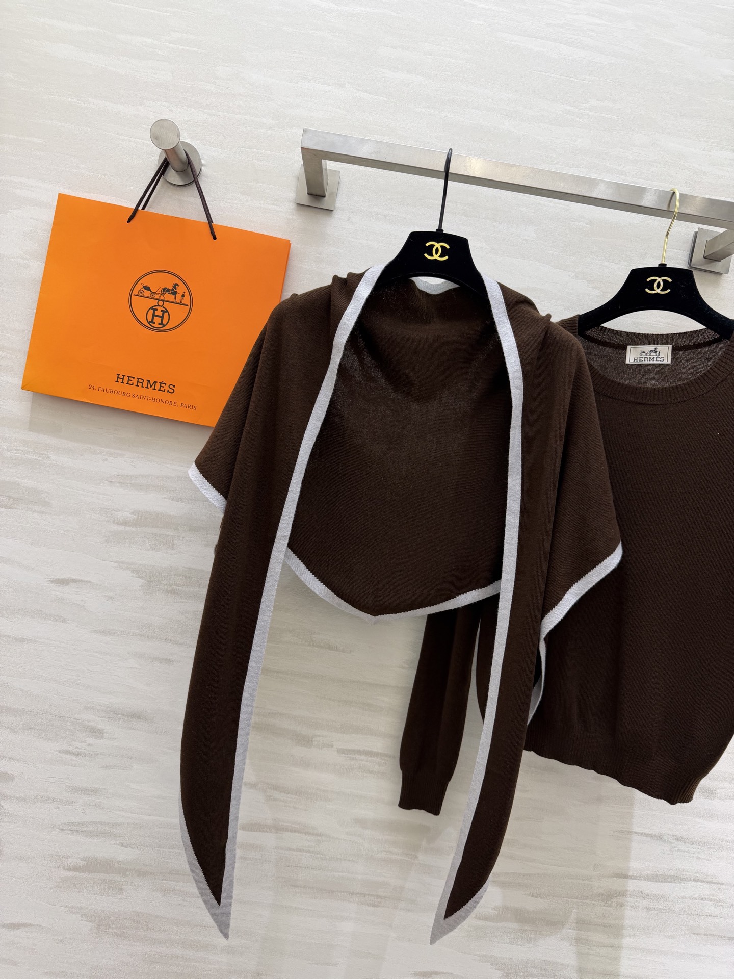 #Herme♡²⁶早春新款 披肩式两件套上衣 羊毛混纺针织🧶面料 亲肤舒适 高品质 现货首发size：S