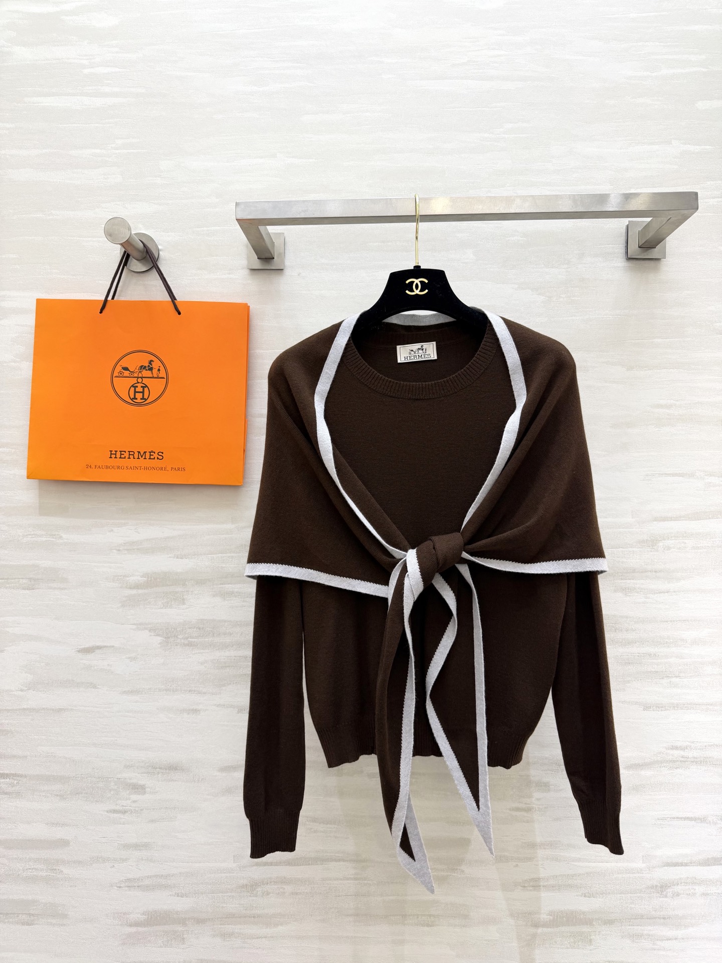 NO:734837,#Herme early spring new style shawl style two-piece top, wool blended knitted fabric, skin-friendly and comfortable, high quality, ready for sale, sizeS/M/L,, hermes, shawls,19860909#Herme早春新款 披肩式两件套上衣 羊毛混纺针织面料 亲肤舒适 高品质 现货首发sizeS/M/L,,hermes,shawls,,Women's clothing