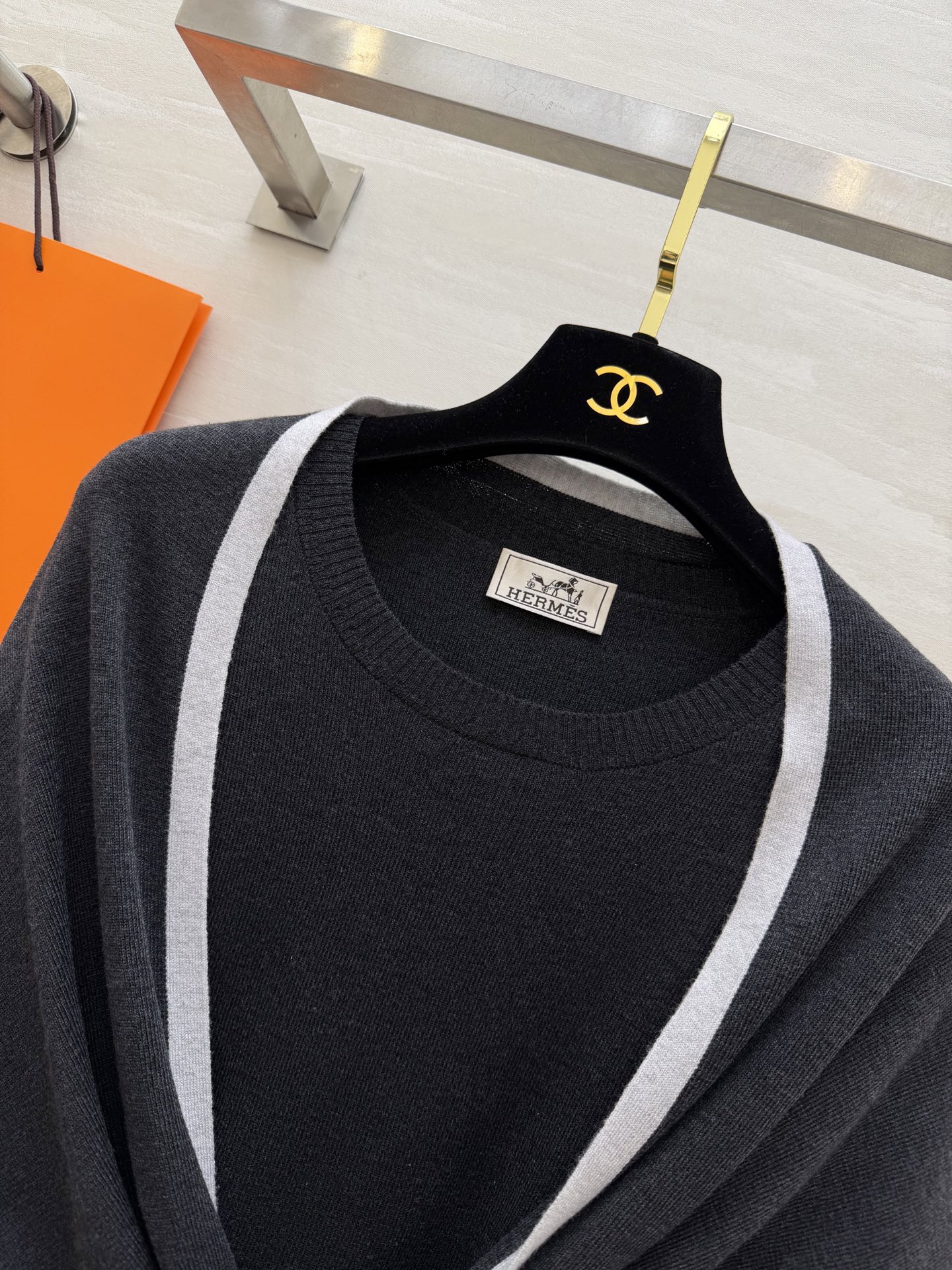 #Herme♡²⁶早春新款 披肩式两件套上衣 羊毛混纺针织🧶面料 亲肤舒适 高品质 现货首发size：S