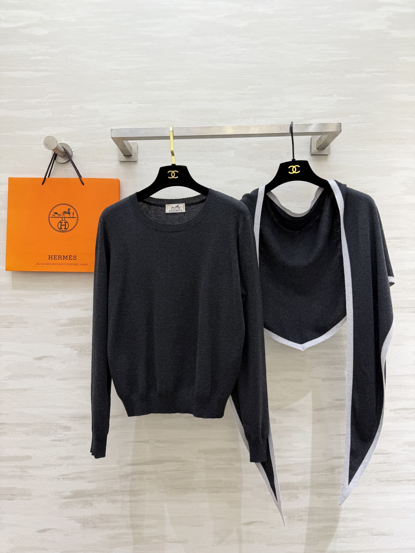 #Herme♡²⁶早春新款 披肩式两件套上衣 羊毛混纺针织🧶面料 亲肤舒适 高品质 现货首发size：S