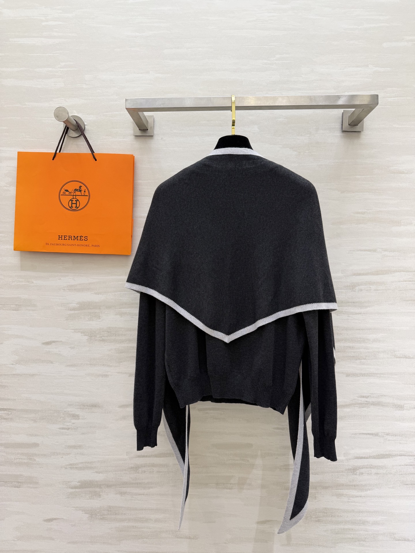 #Herme♡²⁶早春新款 披肩式两件套上衣 羊毛混纺针织🧶面料 亲肤舒适 高品质 现货首发size：S