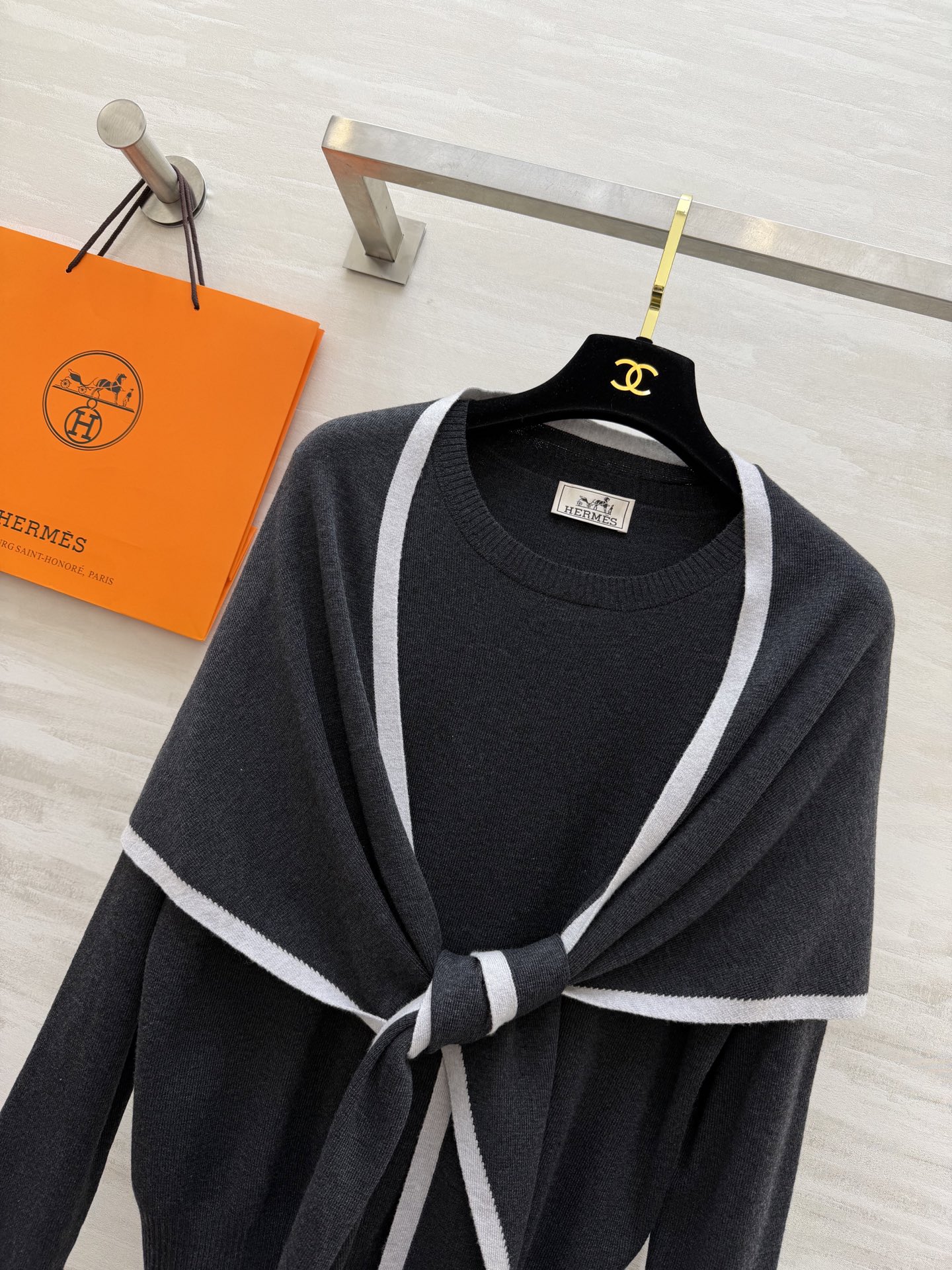 #Herme♡²⁶早春新款 披肩式两件套上衣 羊毛混纺针织🧶面料 亲肤舒适 高品质 现货首发size：S