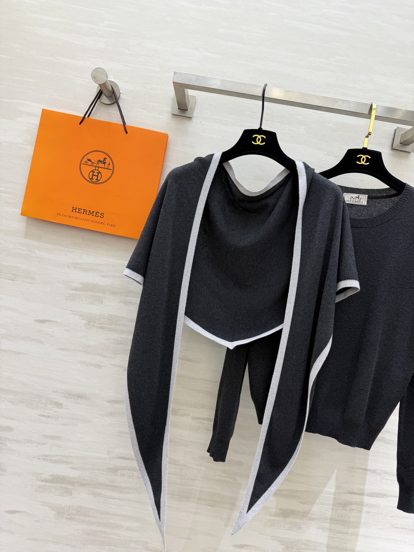 #Herme♡²⁶早春新款 披肩式两件套上衣 羊毛混纺针织🧶面料 亲肤舒适 高品质 现货首发size：S