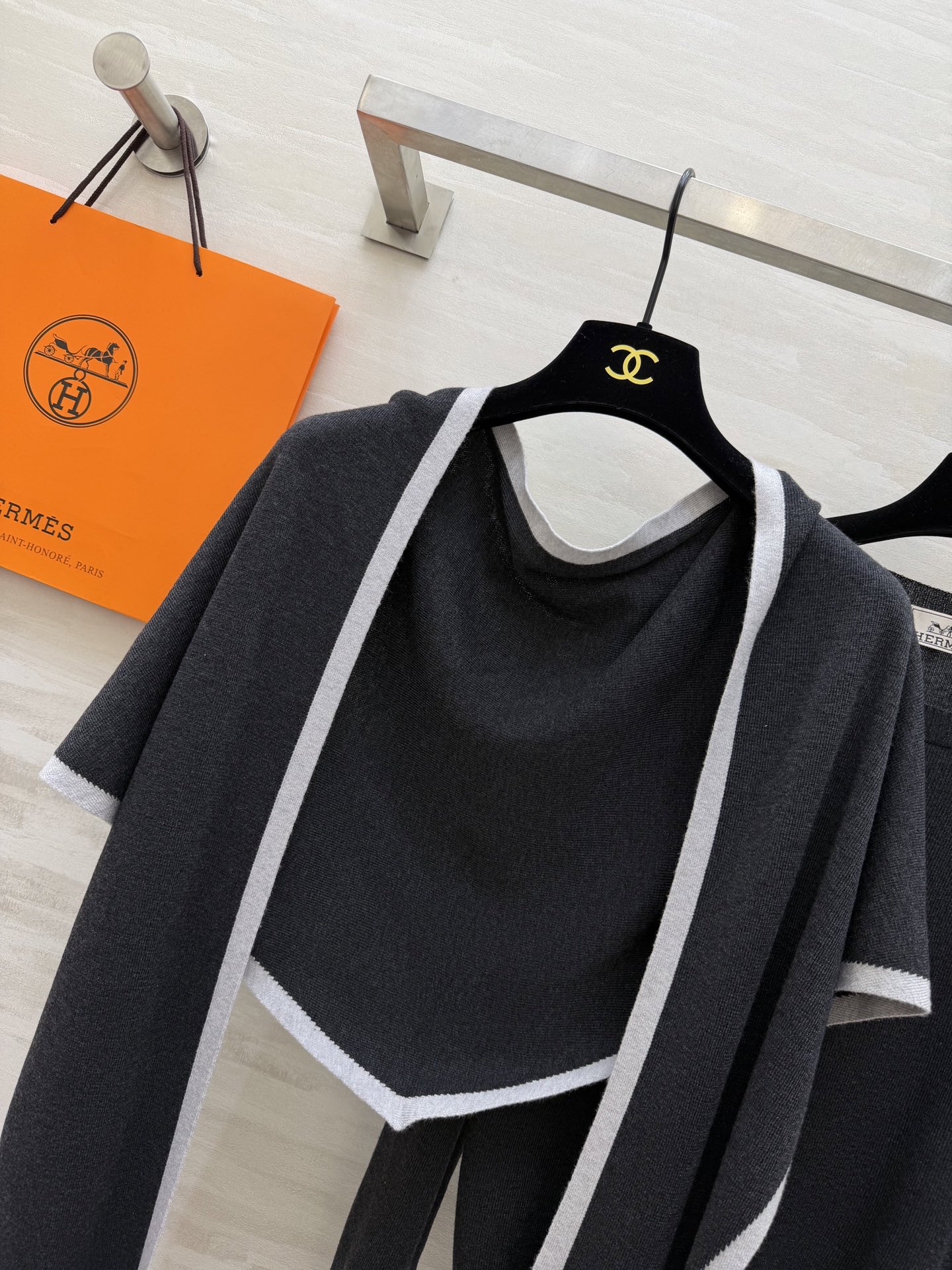 #Herme♡²⁶早春新款 披肩式两件套上衣 羊毛混纺针织🧶面料 亲肤舒适 高品质 现货首发size：S