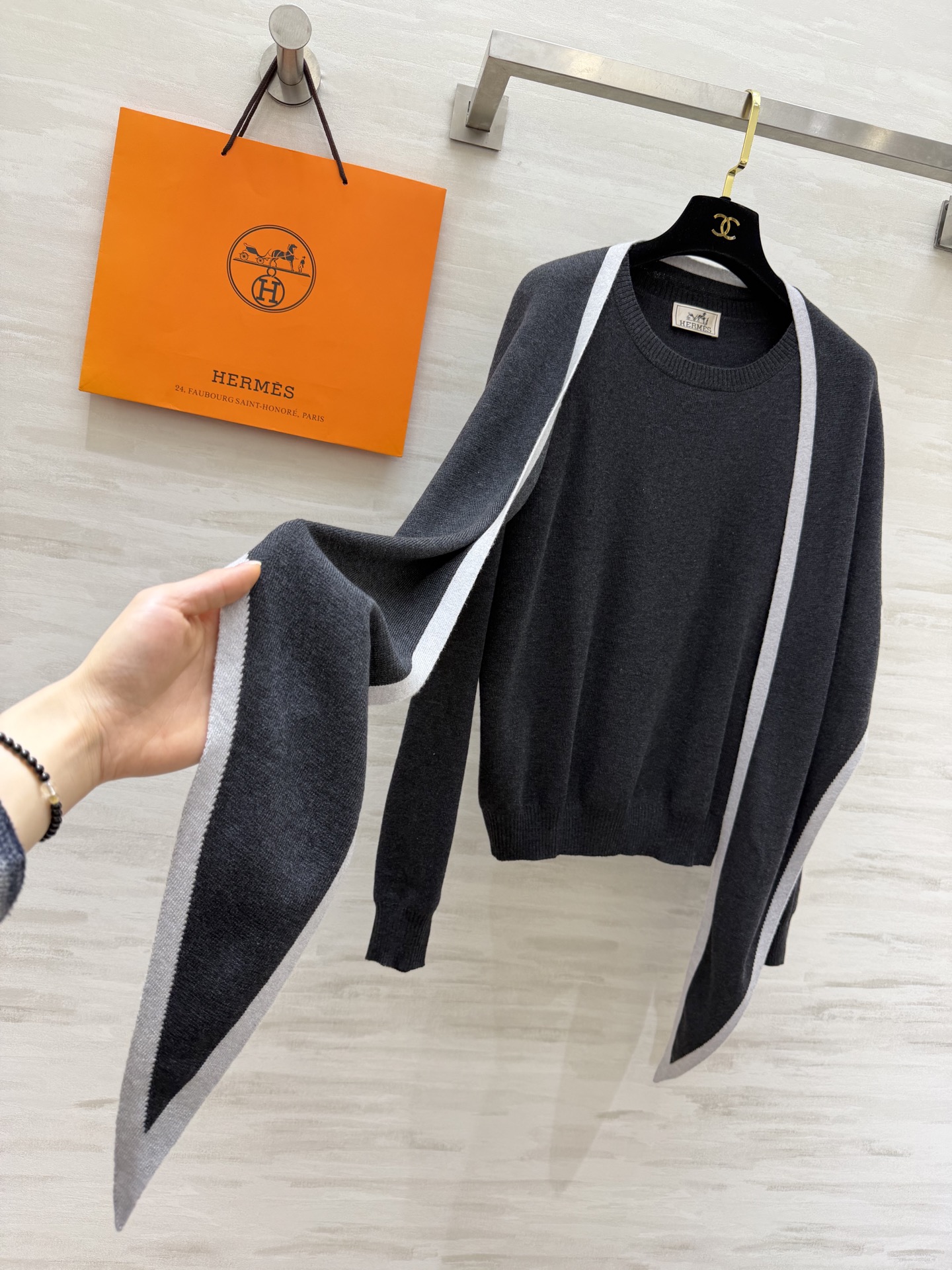 #Herme♡²⁶早春新款 披肩式两件套上衣 羊毛混纺针织🧶面料 亲肤舒适 高品质 现货首发size：S