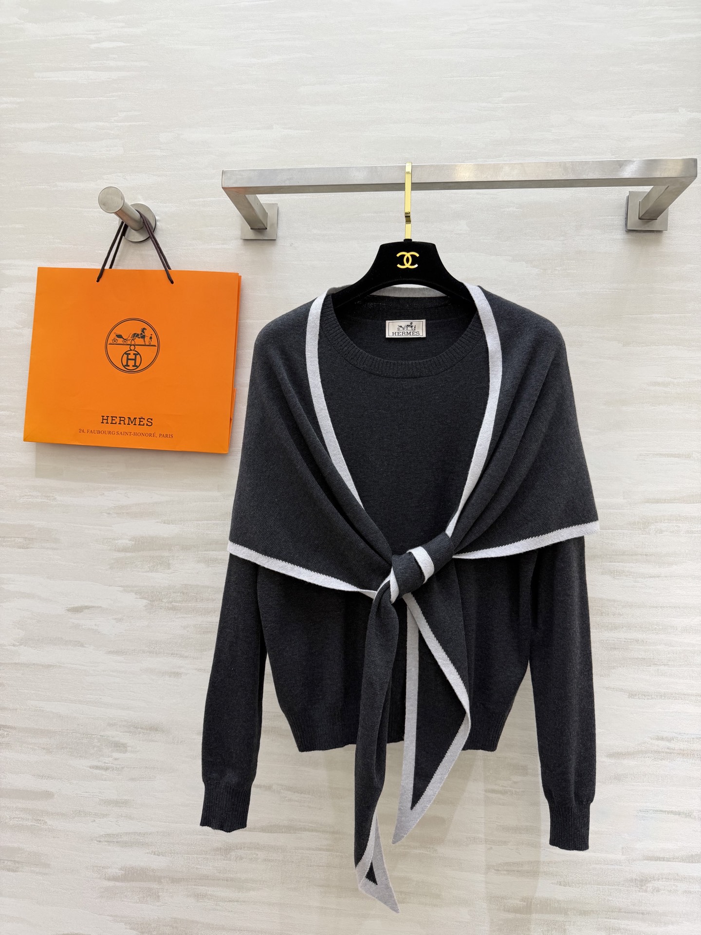 #Herme♡²⁶早春新款 披肩式两件套上衣 羊毛混纺针织🧶面料 亲肤舒适 高品质 现货首发size：S