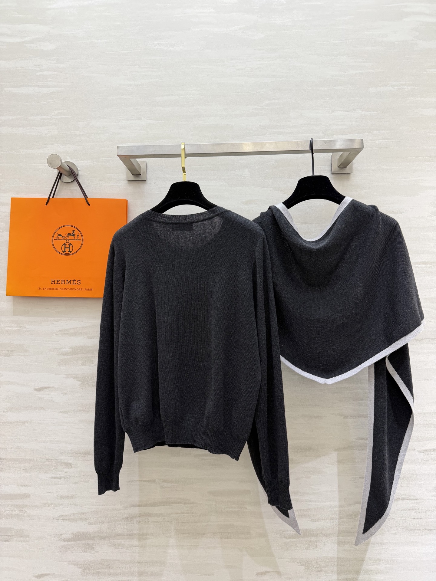 #Herme♡²⁶早春新款 披肩式两件套上衣 羊毛混纺针织🧶面料 亲肤舒适 高品质 现货首发size：S