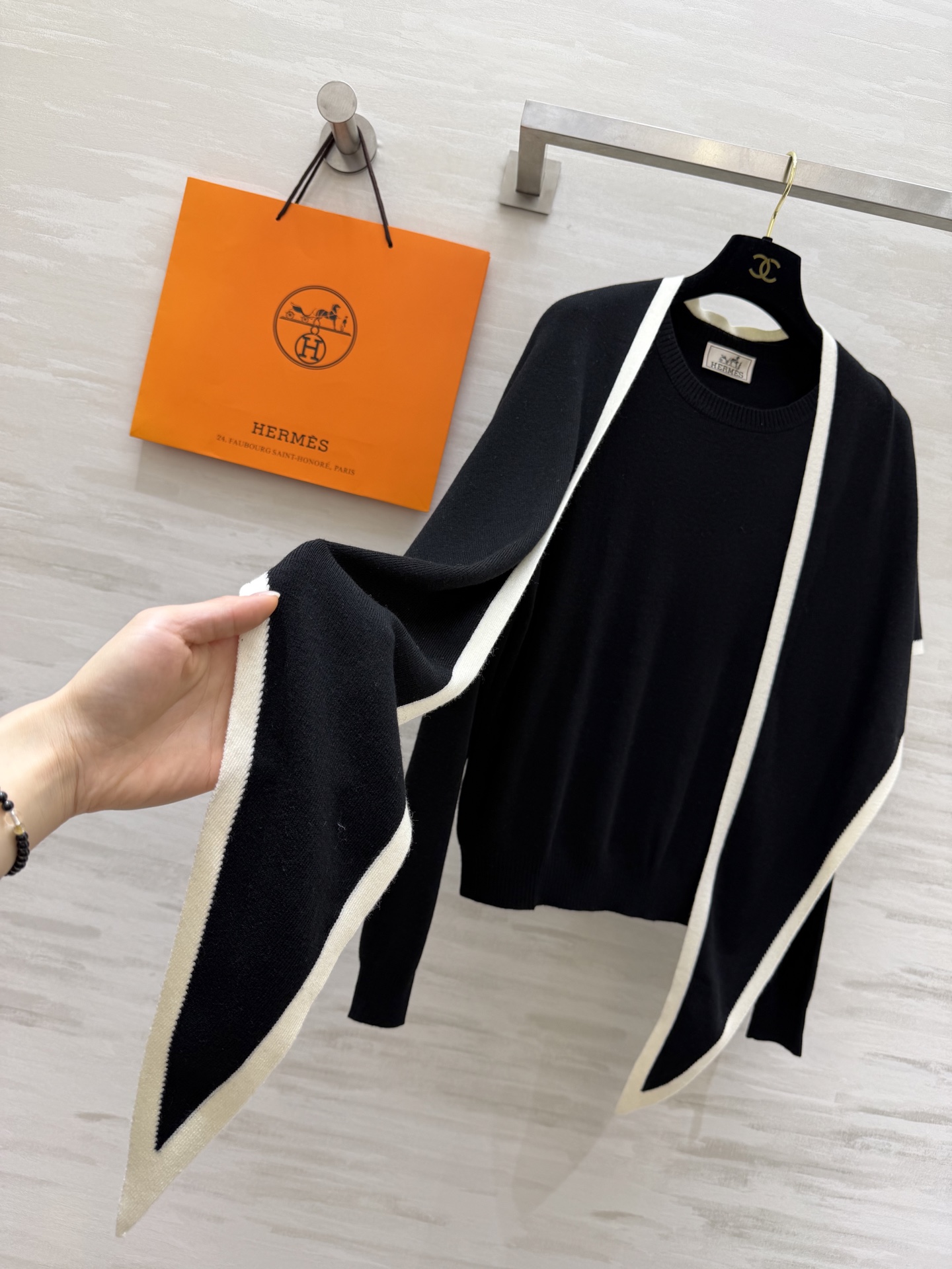 #Herme♡²⁶早春新款 披肩式两件套上衣 羊毛混纺针织🧶面料 亲肤舒适 高品质 现货首发size：S