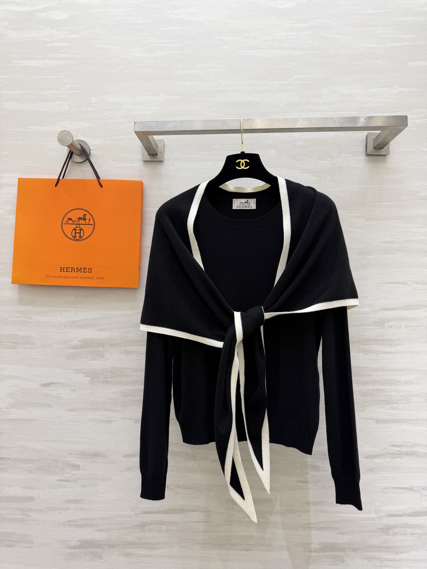 NO:734798,#Herme early spring new style shawl style two-piece top, wool blended knitted fabric, skin-friendly and comfortable, high quality, ready for sale, sizeS/M/L,, hermes, shawls,19860909#Herme早春新款 披肩式两件套上衣 羊毛混纺针织面料 亲肤舒适 高品质 现货首发sizeS/M/L,,hermes,shawls,,Women's clothing