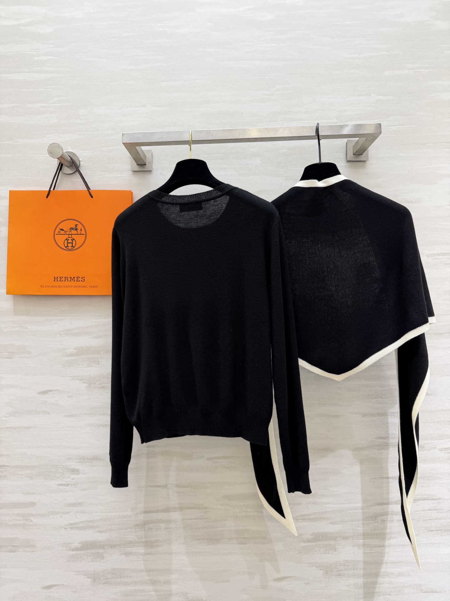 #Herme♡²⁶早春新款 披肩式两件套上衣 羊毛混纺针织🧶面料 亲肤舒适 高品质 现货首发size：S