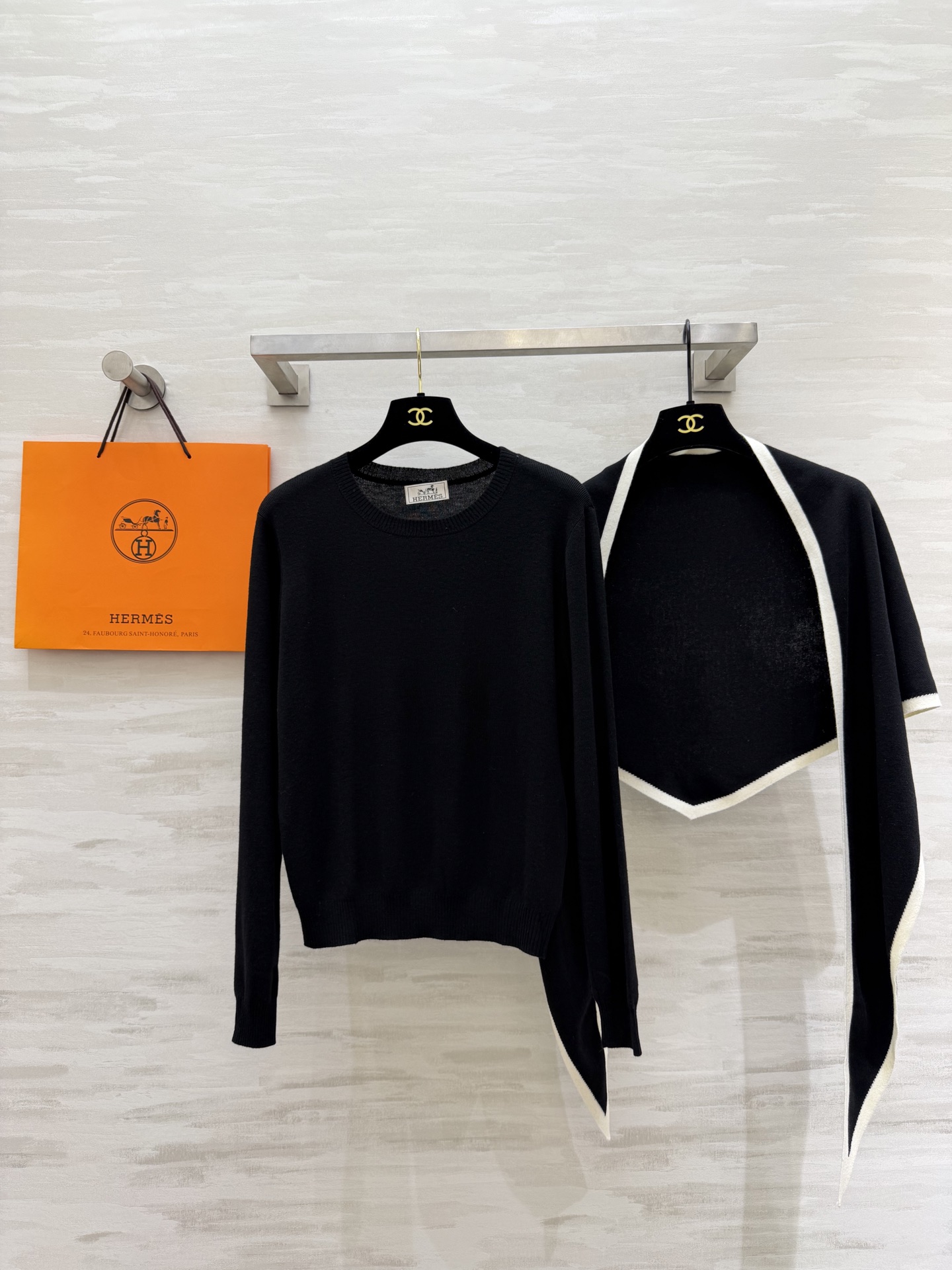 #Herme♡²⁶早春新款 披肩式两件套上衣 羊毛混纺针织🧶面料 亲肤舒适 高品质 现货首发size：S