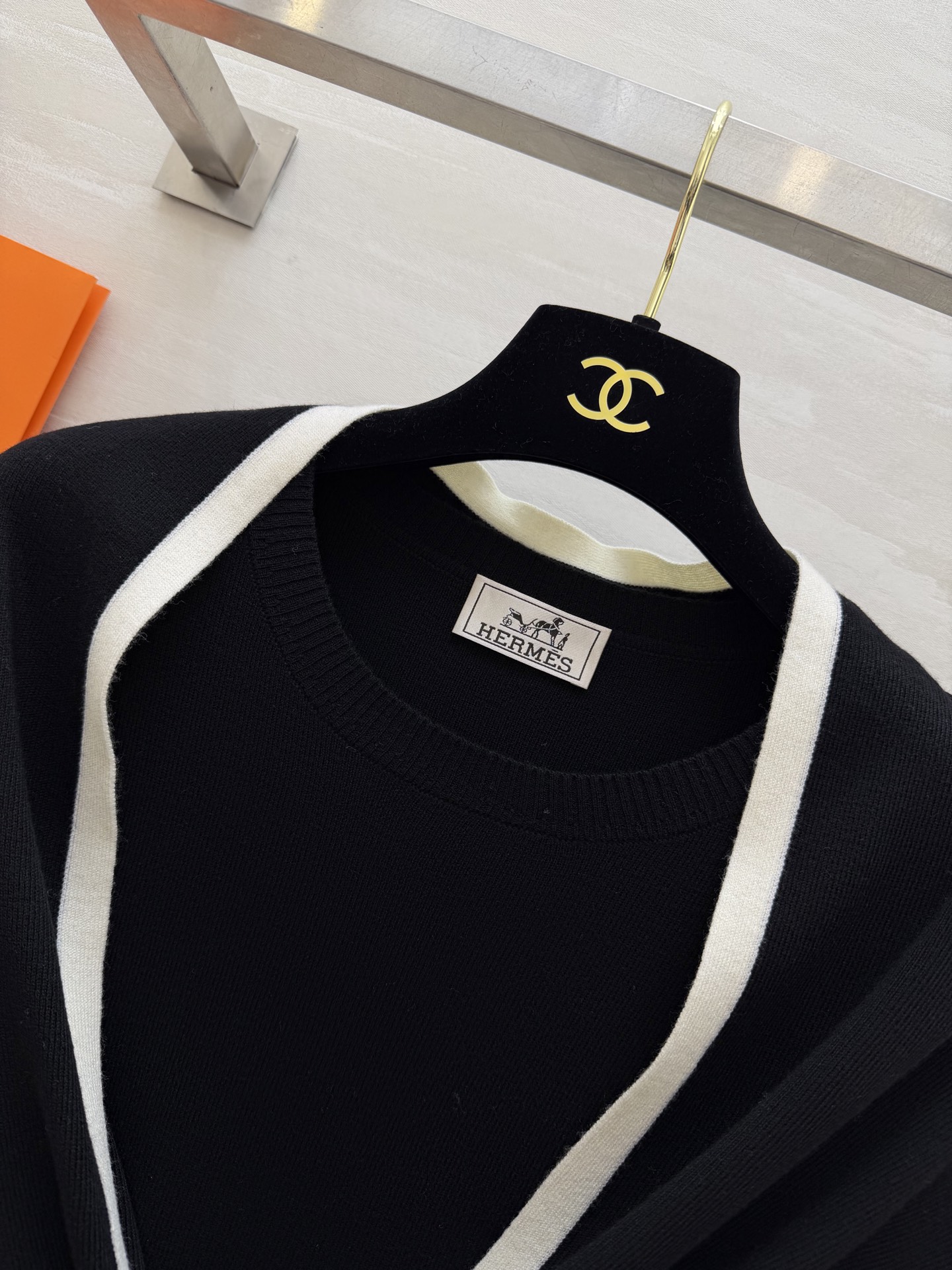 #Herme♡²⁶早春新款 披肩式两件套上衣 羊毛混纺针织🧶面料 亲肤舒适 高品质 现货首发size：S