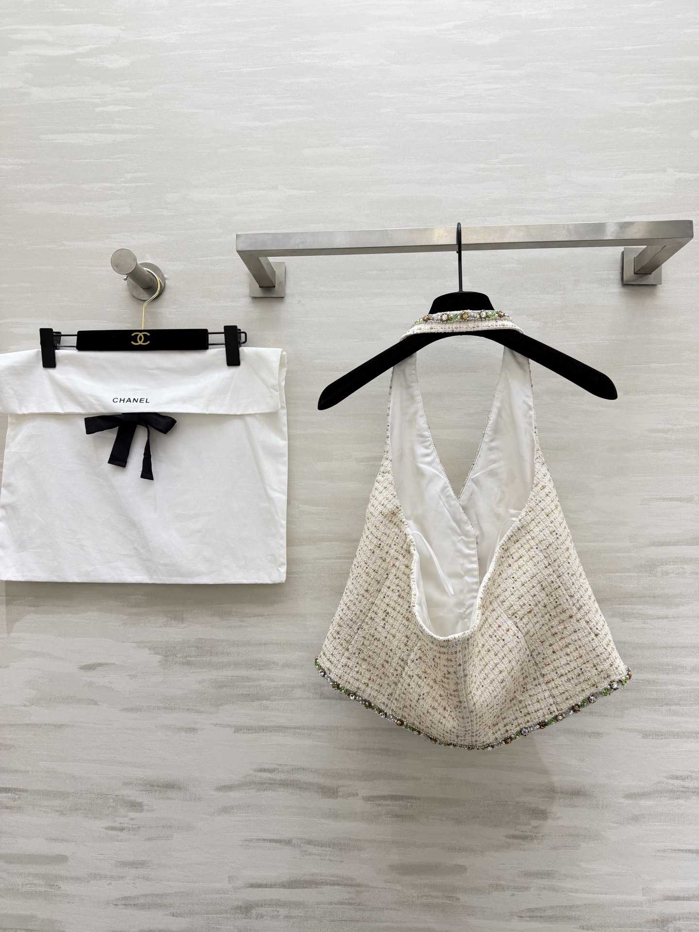 #Chane♡²⁶C白金粗花呢挂脖马甲​​ 经典粗花呢材质 彩色珠饰贵气满满！挂脖设计凸显肩颈线条 V字