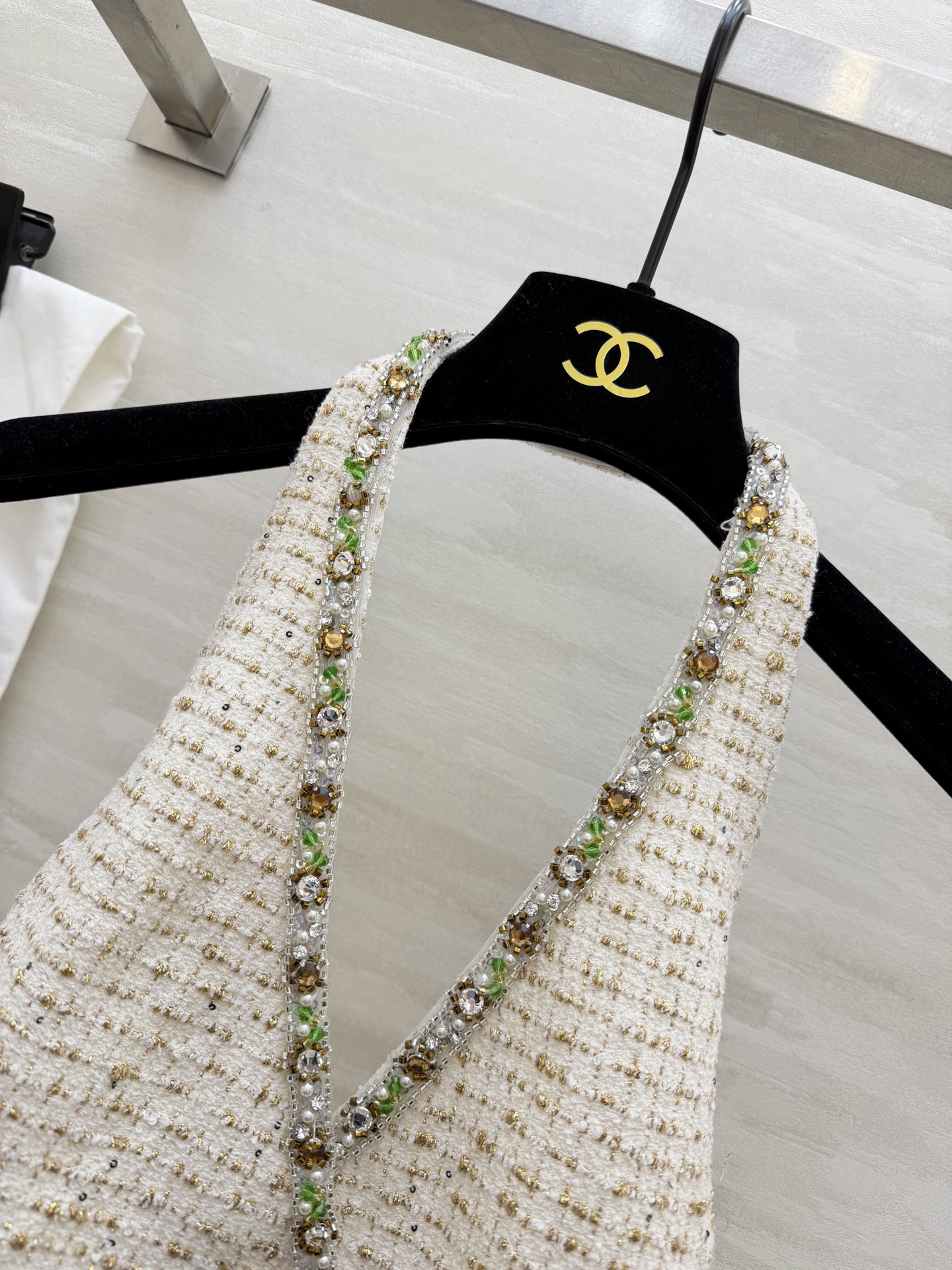 #Chane♡²⁶C白金粗花呢挂脖马甲​​ 经典粗花呢材质 彩色珠饰贵气满满！挂脖设计凸显肩颈线条 V字