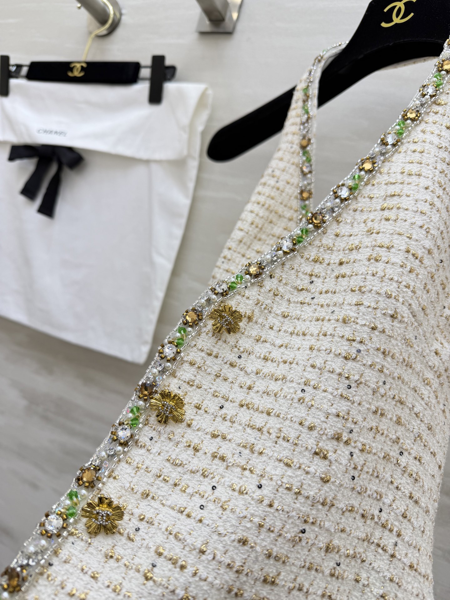 #Chane♡²⁶C白金粗花呢挂脖马甲​​ 经典粗花呢材质 彩色珠饰贵气满满！挂脖设计凸显肩颈线条 V字