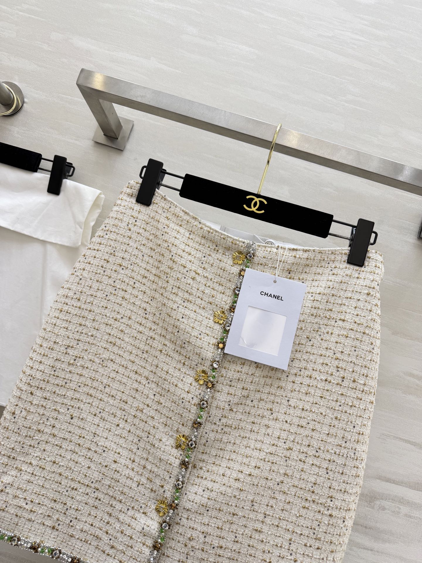 #Chane♡²⁶C白金粗花呢挂脖马甲​​ 经典粗花呢材质 彩色珠饰贵气满满！挂脖设计凸显肩颈线条 V字