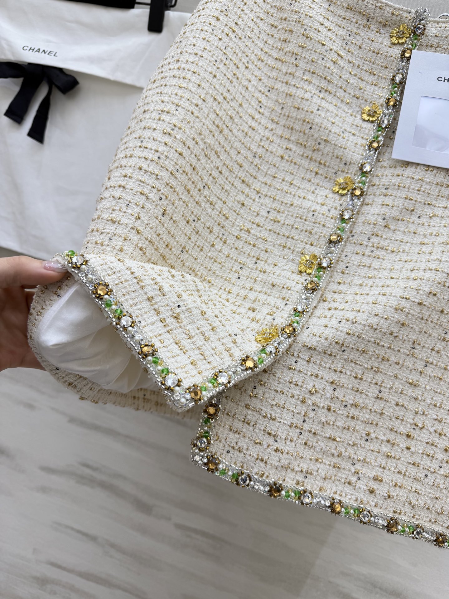 #Chane♡²⁶C白金粗花呢挂脖马甲​​ 经典粗花呢材质 彩色珠饰贵气满满！挂脖设计凸显肩颈线条 V字