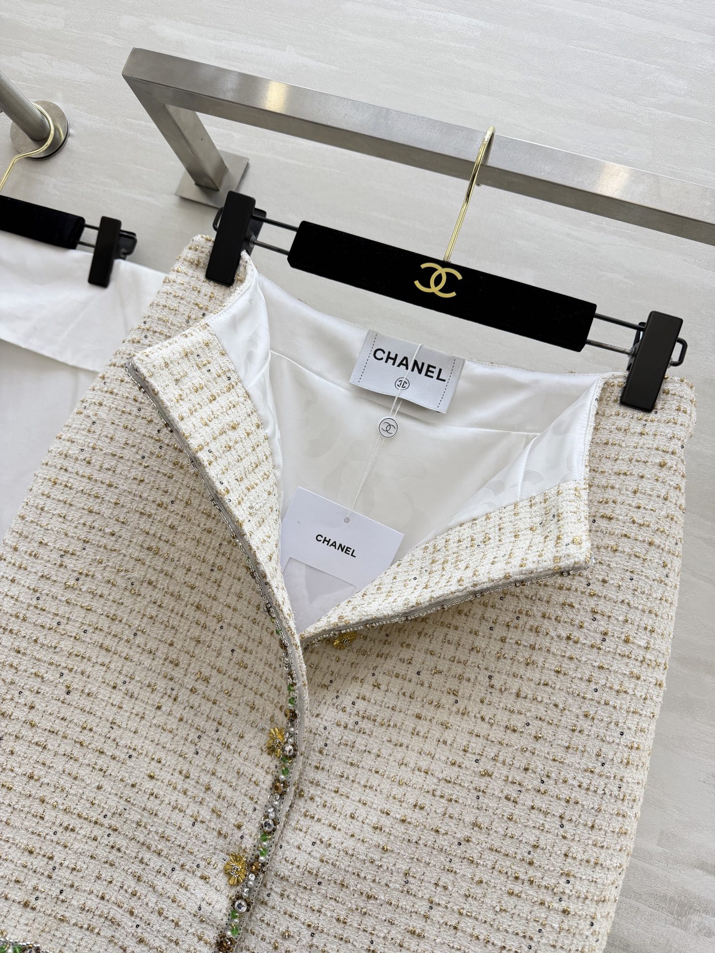 #Chane♡²⁶C白金粗花呢挂脖马甲​​ 经典粗花呢材质 彩色珠饰贵气满满！挂脖设计凸显肩颈线条 V字