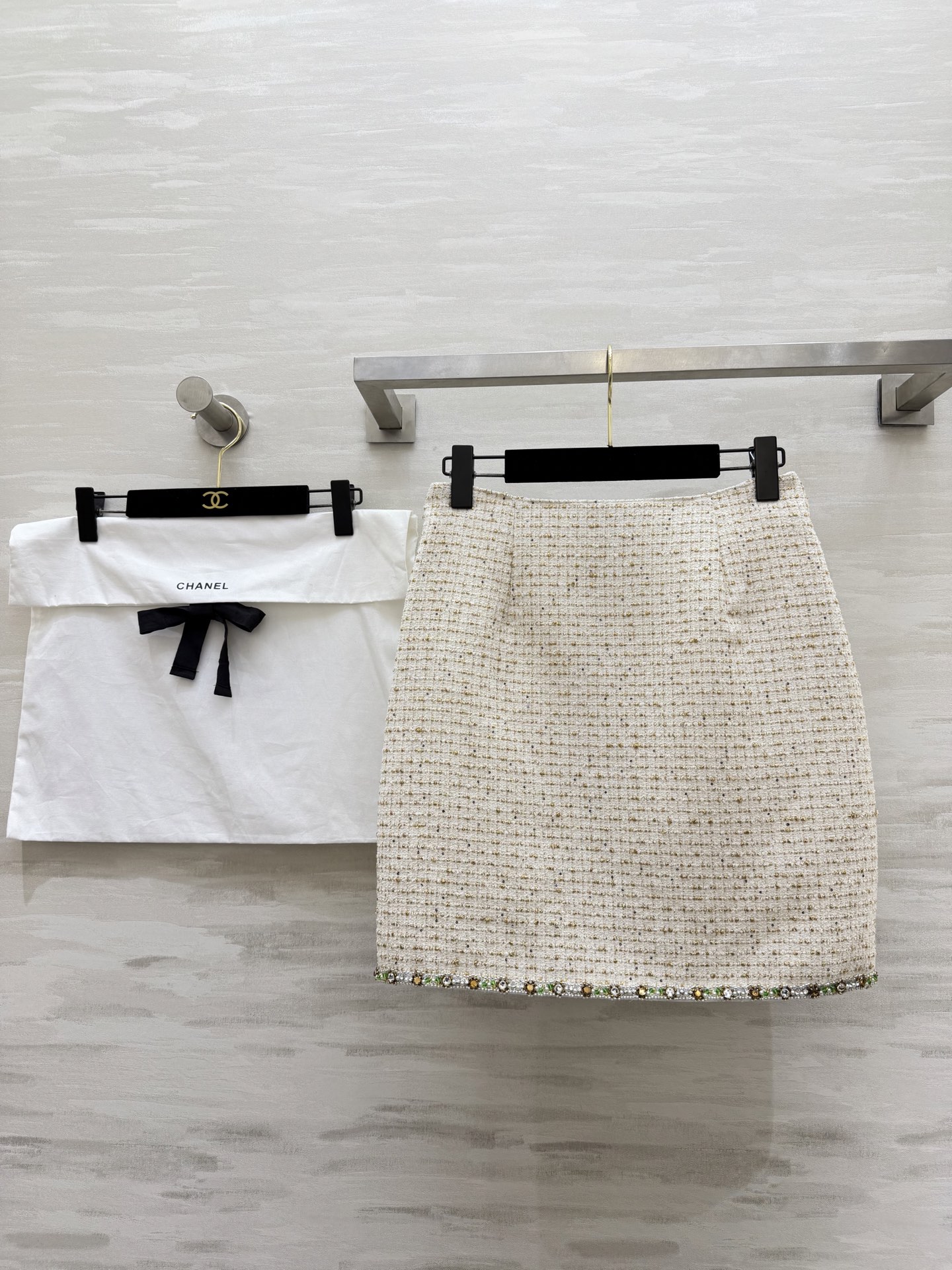 #Chane♡²⁶C白金粗花呢挂脖马甲​​ 经典粗花呢材质 彩色珠饰贵气满满！挂脖设计凸显肩颈线条 V字