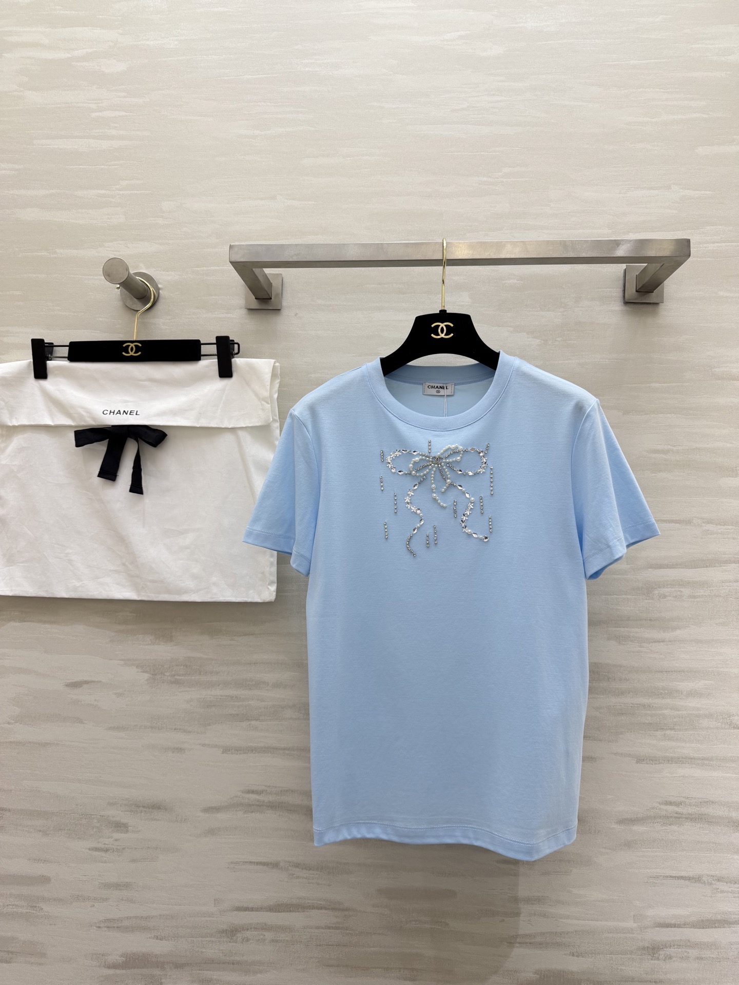NO:734823,#Chane spring and summer new heavy industry bow beaded short-sleeved T-shirt, high quality customization, ready for sale, size 36/38/40 (36 size shoulder width 40, chest 90, length 60),,chanel,T-shirt,tees,t-shirt,19860909#Chane春夏新款 重工蝴蝶结钉珠短袖T恤 高品质定制 现货首发size36/38/40（36码肩宽40,胸围90,衣长60）,,chanel,T-shirt,tees，t-shirt,,Women's clothing