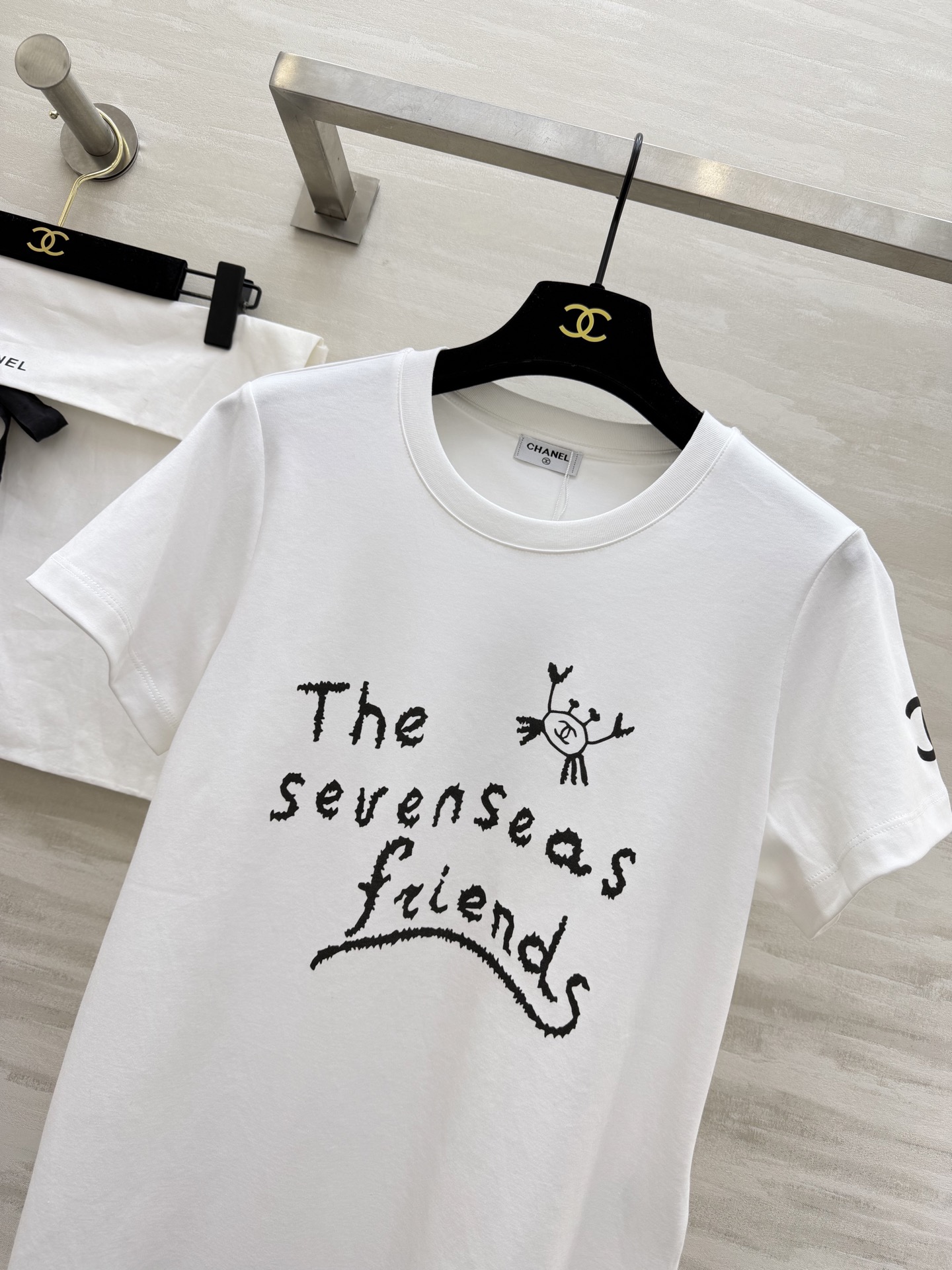 ✨Chane♡²⁶春夏新款 字母T恤｜把艺术感穿在身上✨「The sevenseas friends」字