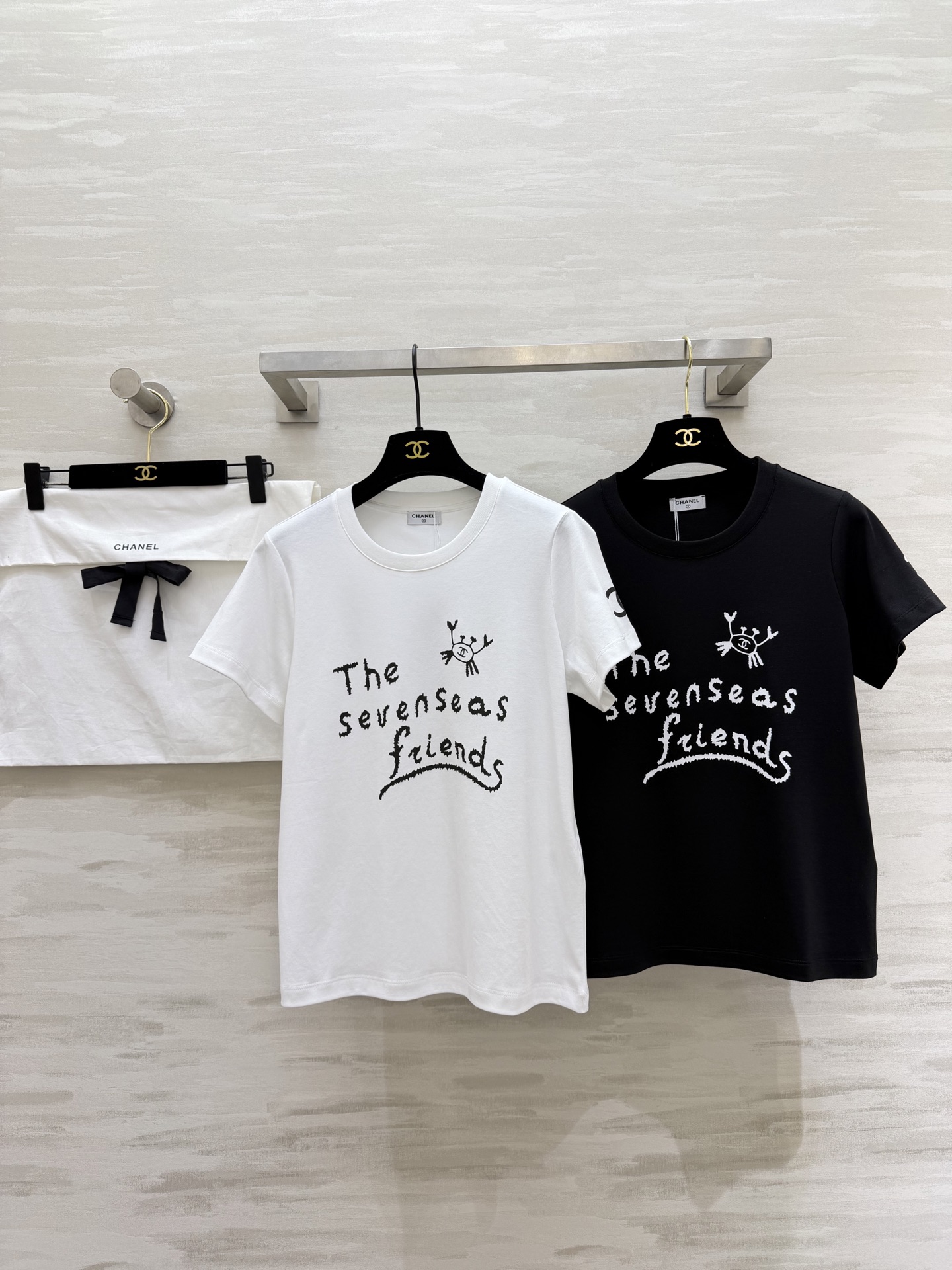 NO:734833,Chane spring and summer new letter T-shirt｜Wear the artistic sense on your body 'The sevenseas friends' letters + childlike small patterns to break the monotony and bring a sense of relaxation. High-count cotton is skin-friendly and breathable. High-quality customization. Available in stock first size 36/38/40 (size 36, shoulder width 35, bust 88, length 56, chanel, tees, t-shirt,19860909Chane春夏新款 字母T恤｜把艺术感穿在身上「The sevenseas friends」字母+童趣小图案 打破单调 自带松弛感 高支棉亲肤透气 高品质定制 现货首发size36/38/40（36码肩宽35,胸围88,衣长56,,chanel,tees，t-shirt,,Women's clothing