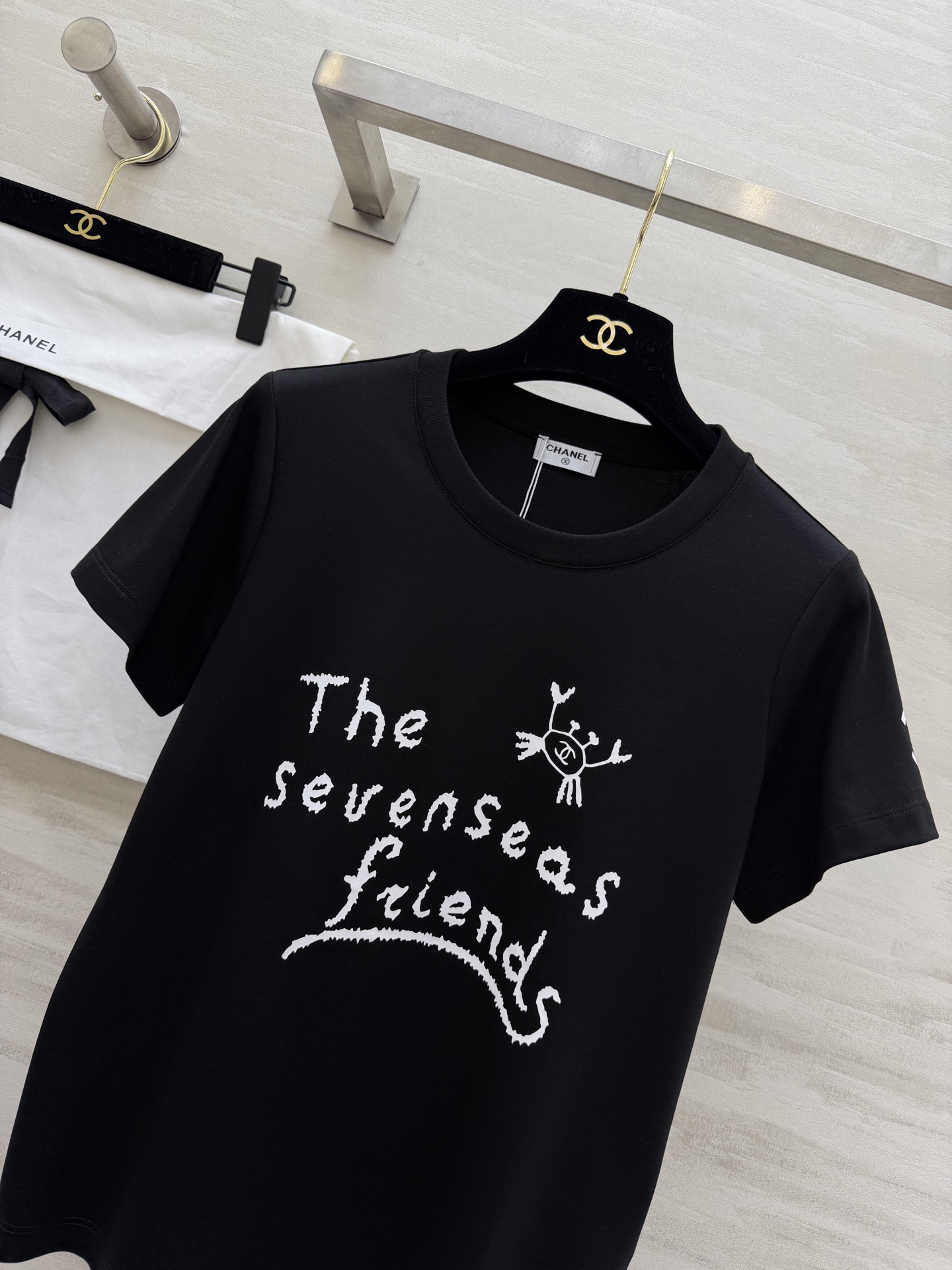 ✨Chane♡²⁶春夏新款 字母T恤｜把艺术感穿在身上✨「The sevenseas friends」字