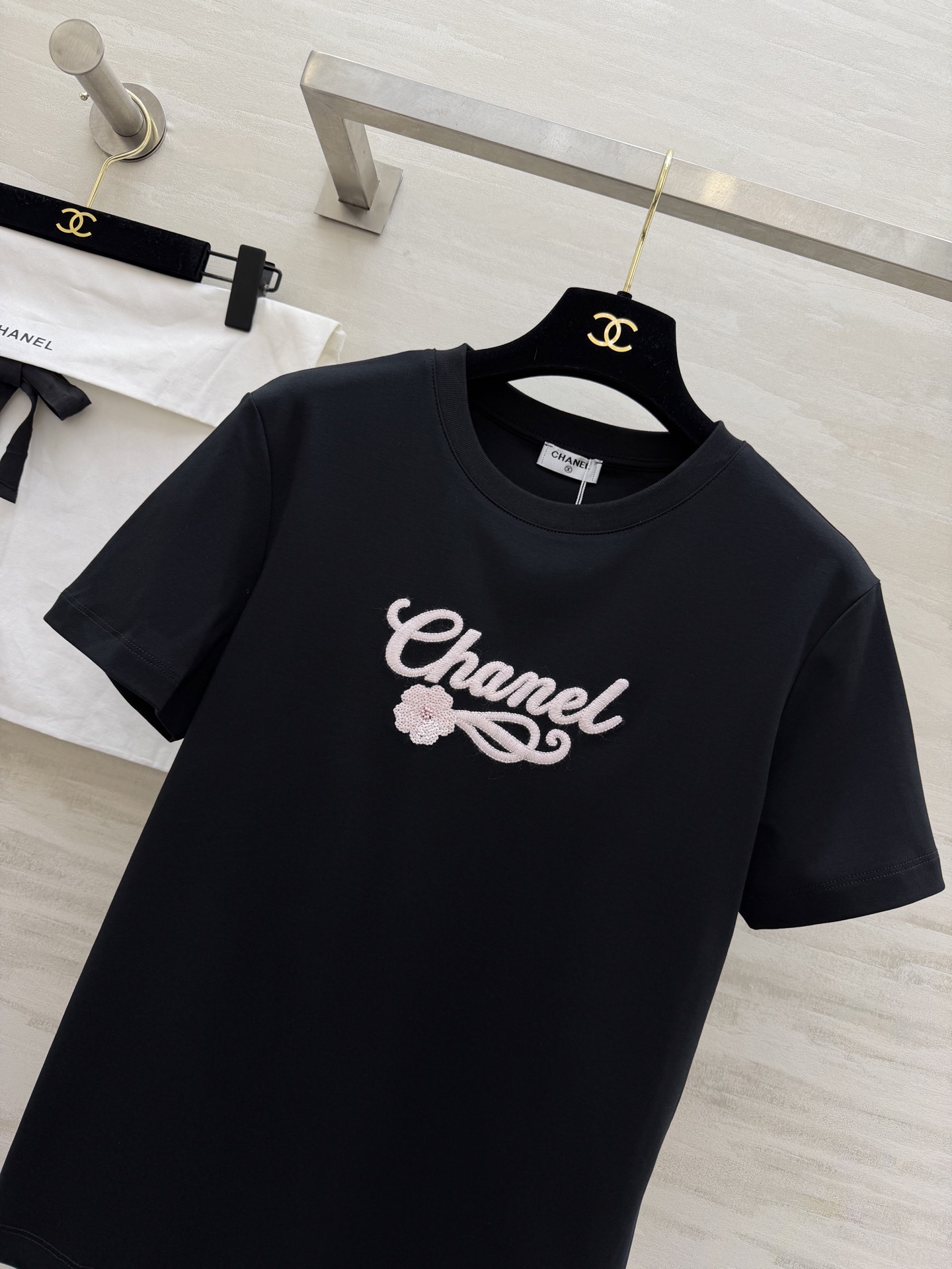 ✨Chane♡限定黑T｜把精致穿在日常✨经典黑底+粉调刺绣logo 自带大小姐氛围感高支棉软fufu的 