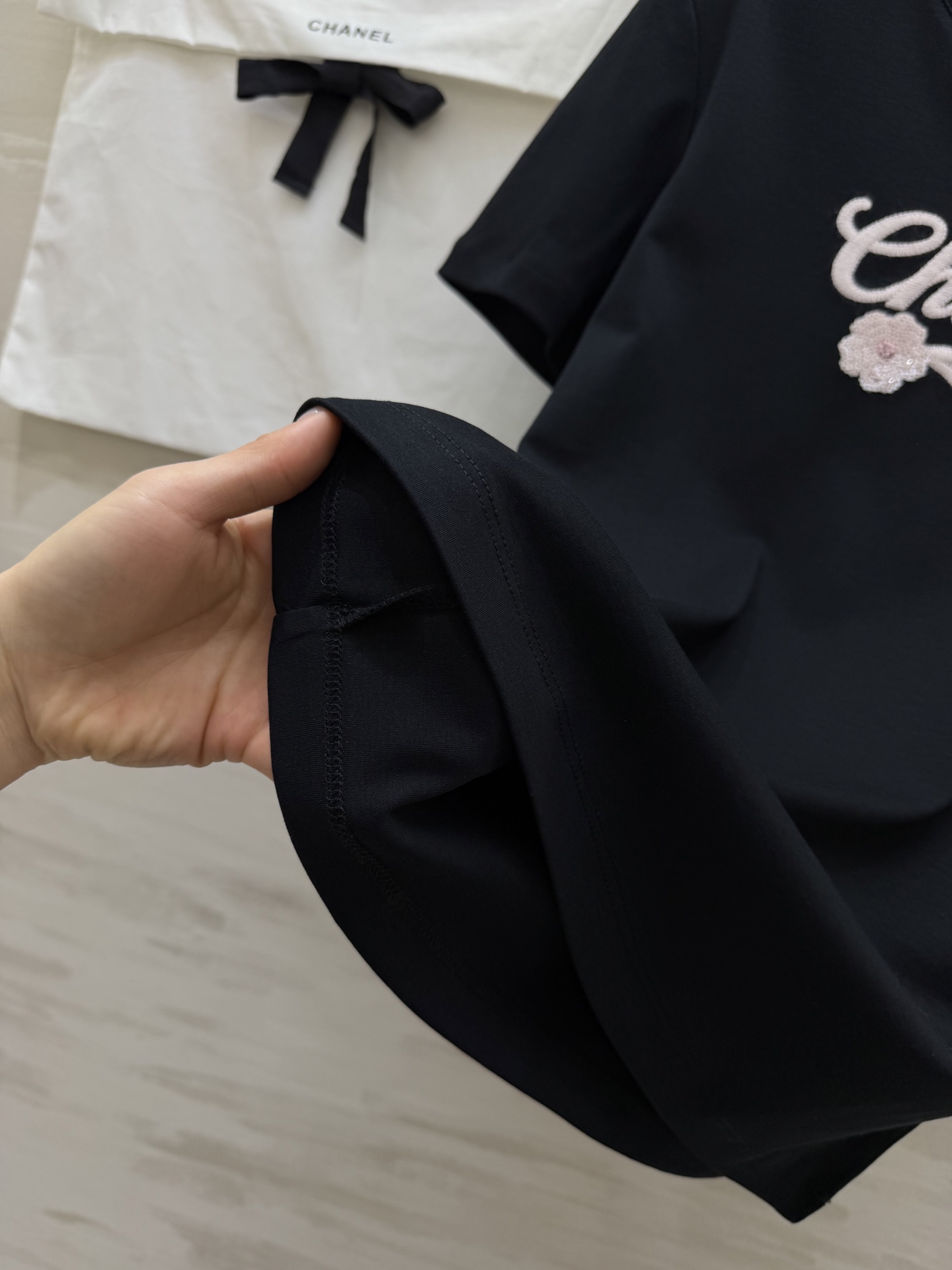 ✨Chane♡限定黑T｜把精致穿在日常✨经典黑底+粉调刺绣logo 自带大小姐氛围感高支棉软fufu的 