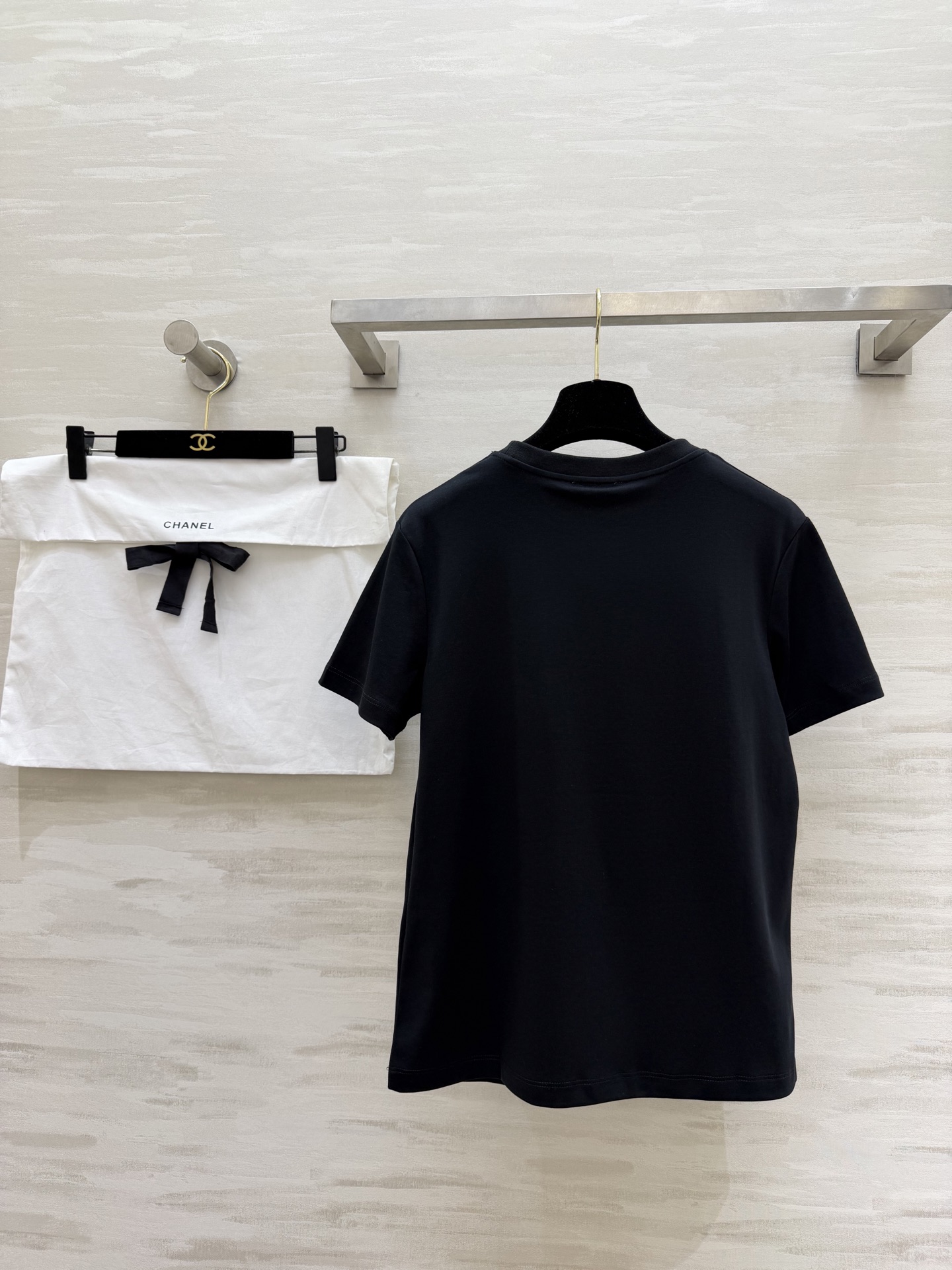 ✨Chane♡限定黑T｜把精致穿在日常✨经典黑底+粉调刺绣logo 自带大小姐氛围感高支棉软fufu的 