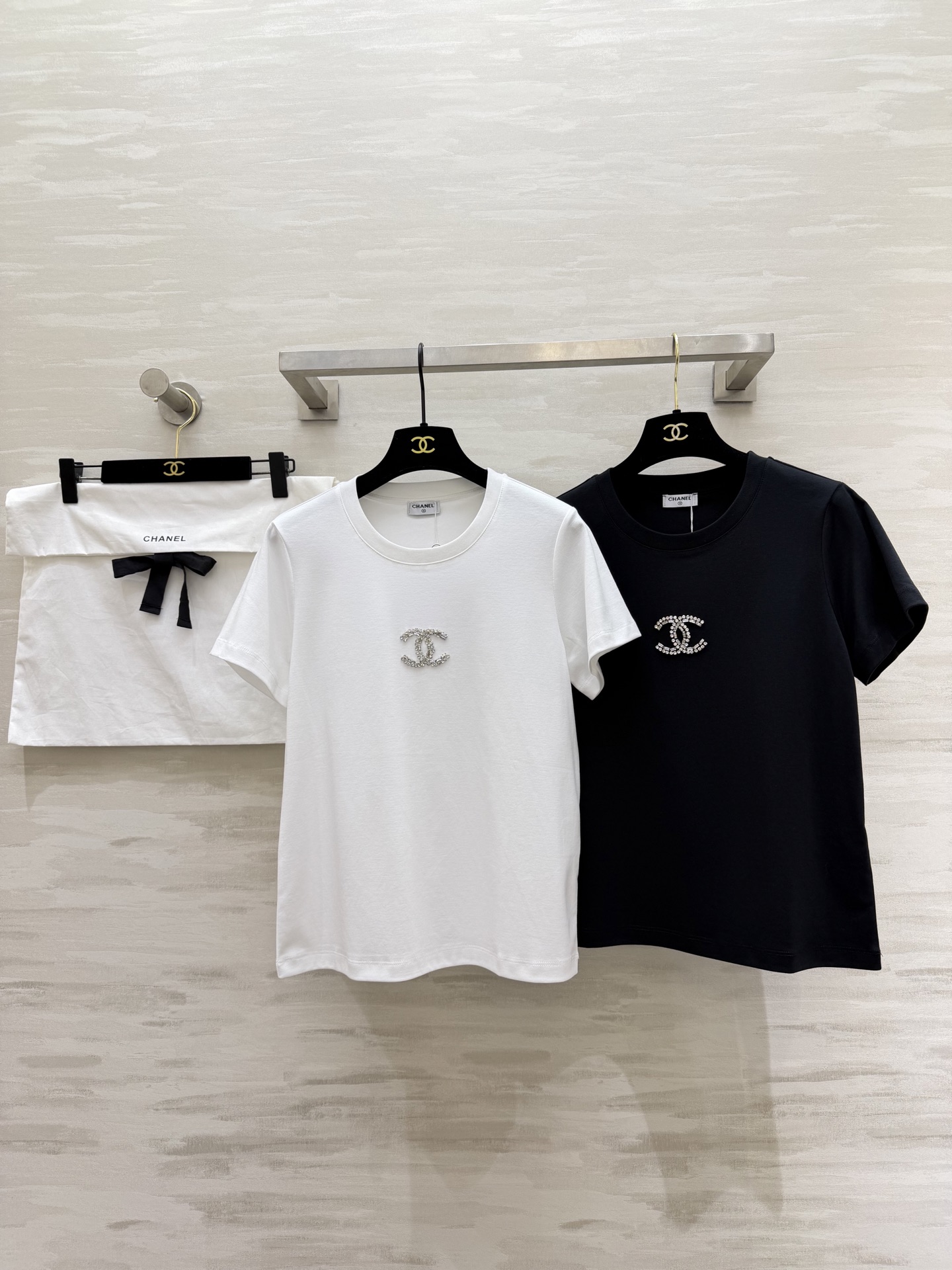 #Chane♡²⁶春夏新款 双C重工钉珠短袖T恤 把优雅穿成日常✨ 施华洛世奇钻双C标 极简版型自带松弛