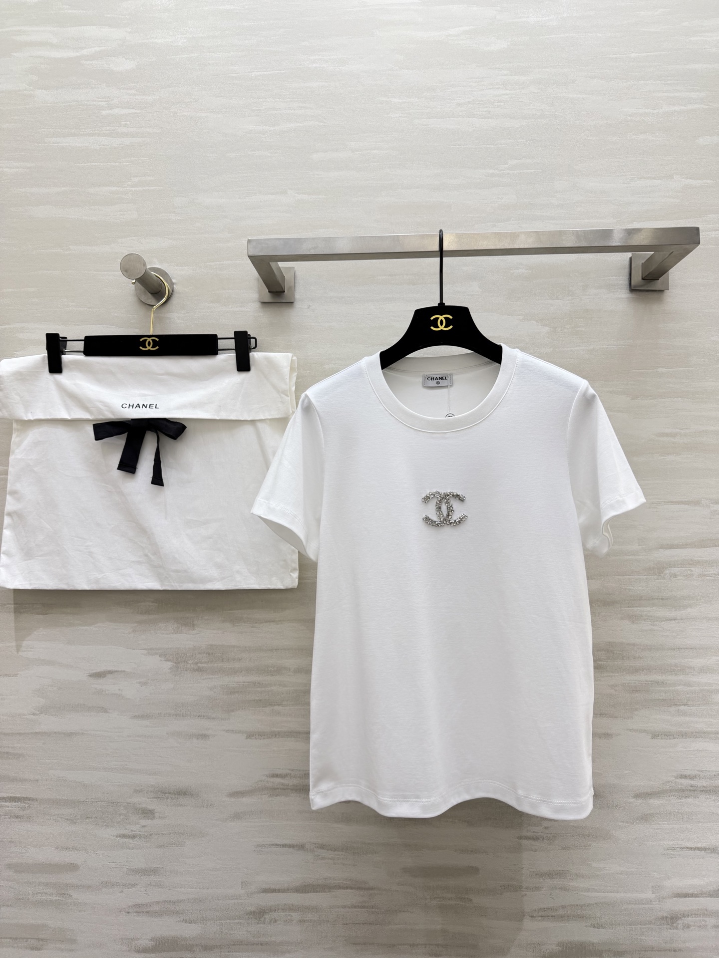 #Chane♡²⁶春夏新款 双C重工钉珠短袖T恤 把优雅穿成日常✨ 施华洛世奇钻双C标 极简版型自带松弛