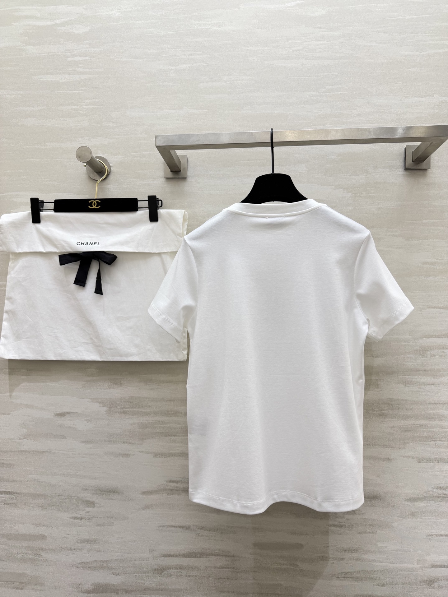 #Chane♡²⁶春夏新款 双C重工钉珠短袖T恤 把优雅穿成日常✨ 施华洛世奇钻双C标 极简版型自带松弛