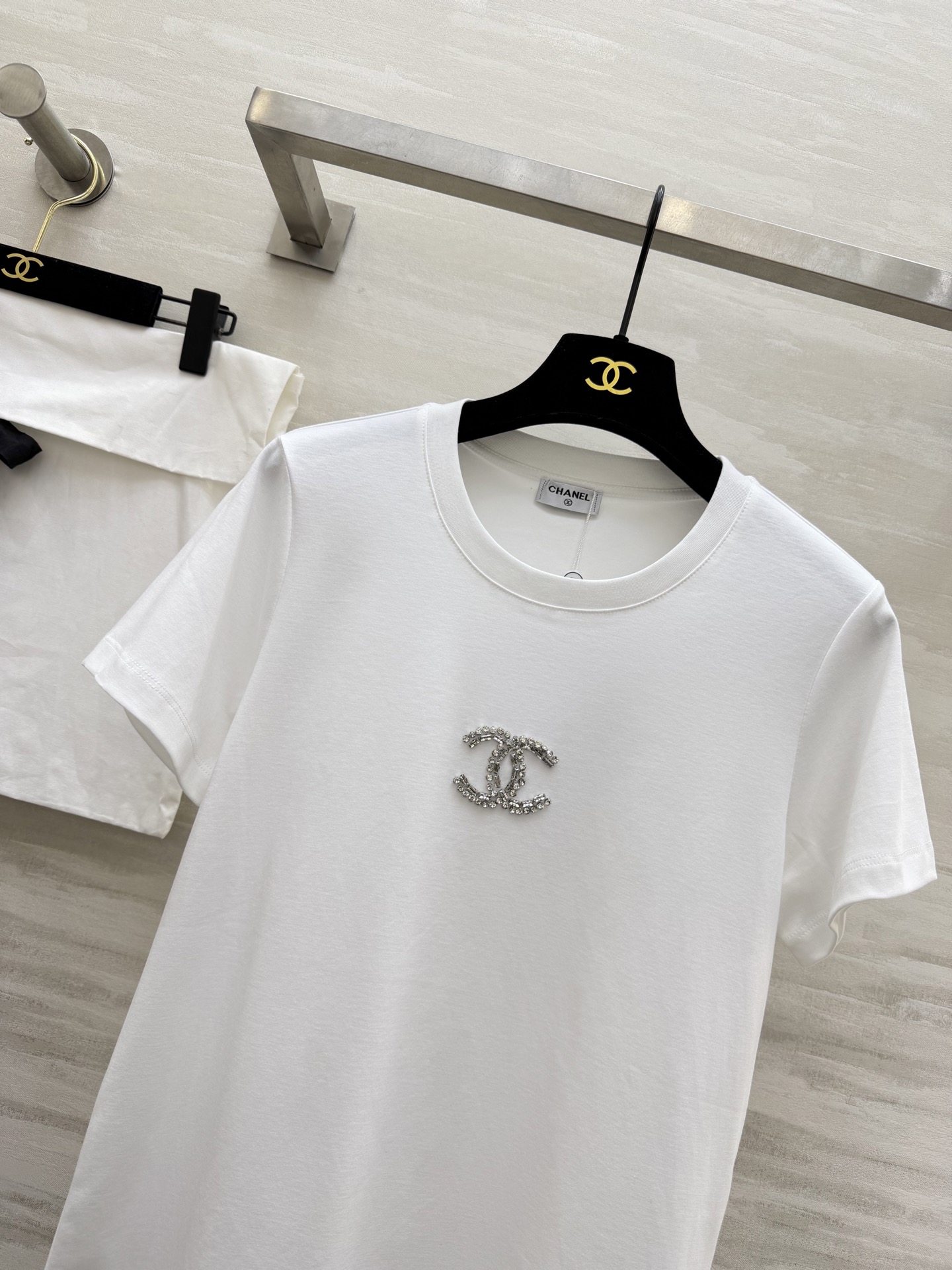 #Chane♡²⁶春夏新款 双C重工钉珠短袖T恤 把优雅穿成日常✨ 施华洛世奇钻双C标 极简版型自带松弛