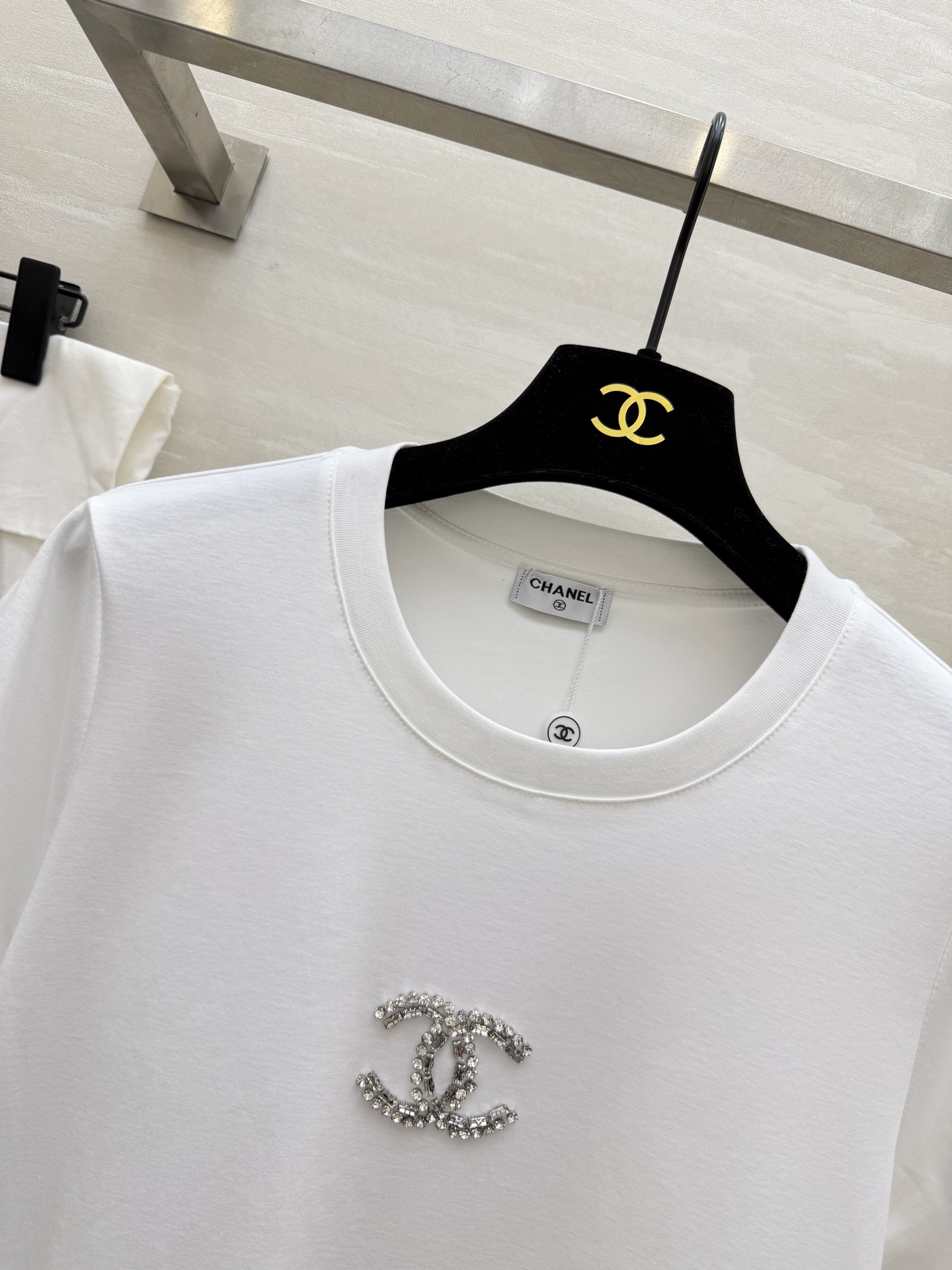 #Chane♡²⁶春夏新款 双C重工钉珠短袖T恤 把优雅穿成日常✨ 施华洛世奇钻双C标 极简版型自带松弛