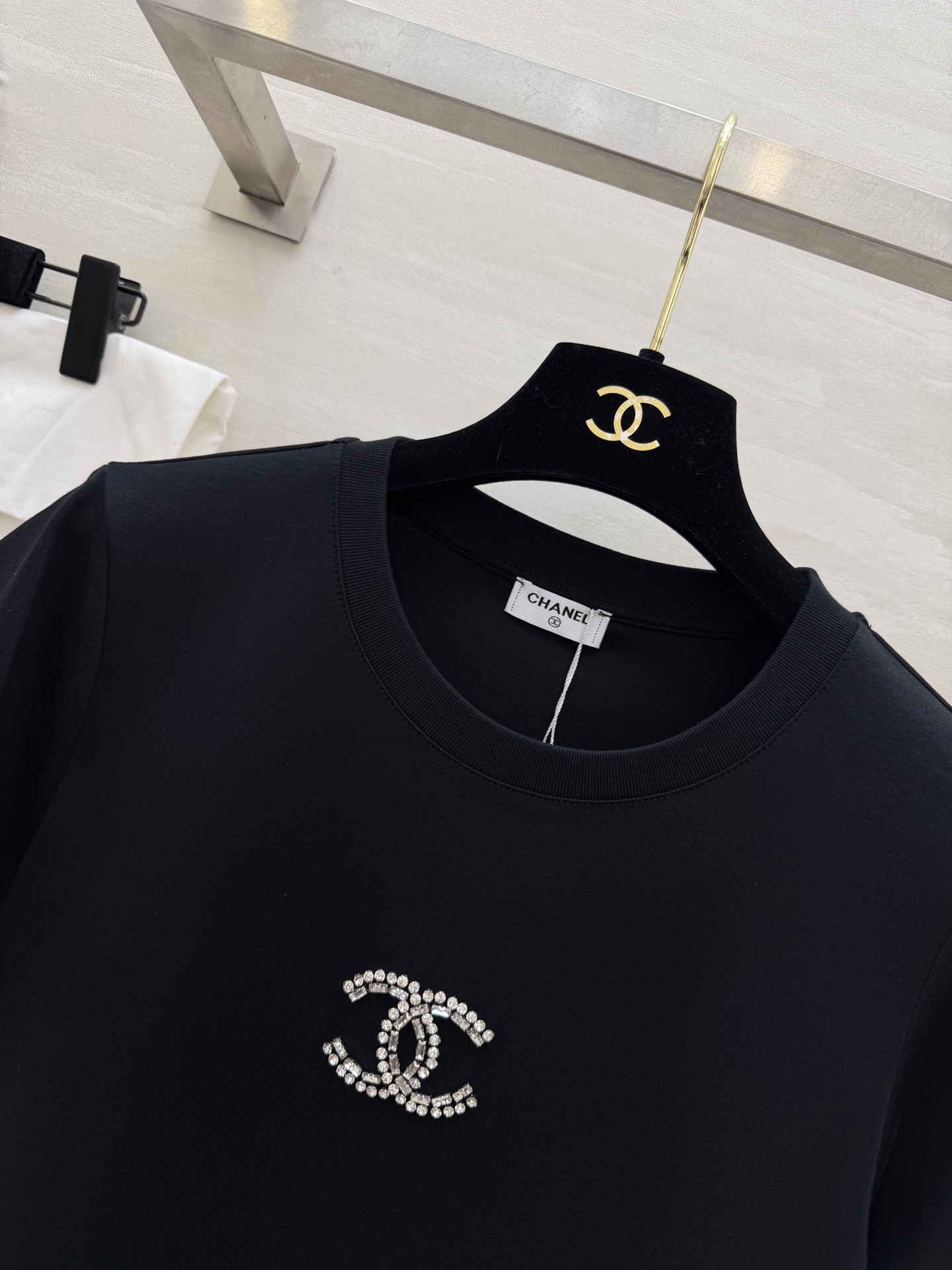 #Chane♡²⁶春夏新款 双C重工钉珠短袖T恤 把优雅穿成日常✨ 施华洛世奇钻双C标 极简版型自带松弛