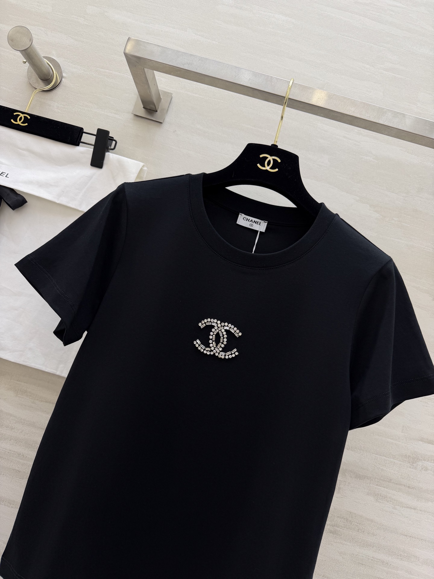 #Chane♡²⁶春夏新款 双C重工钉珠短袖T恤 把优雅穿成日常✨ 施华洛世奇钻双C标 极简版型自带松弛